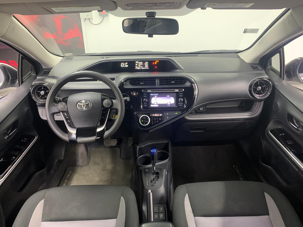 Toyota PRIUS C Atrás 12