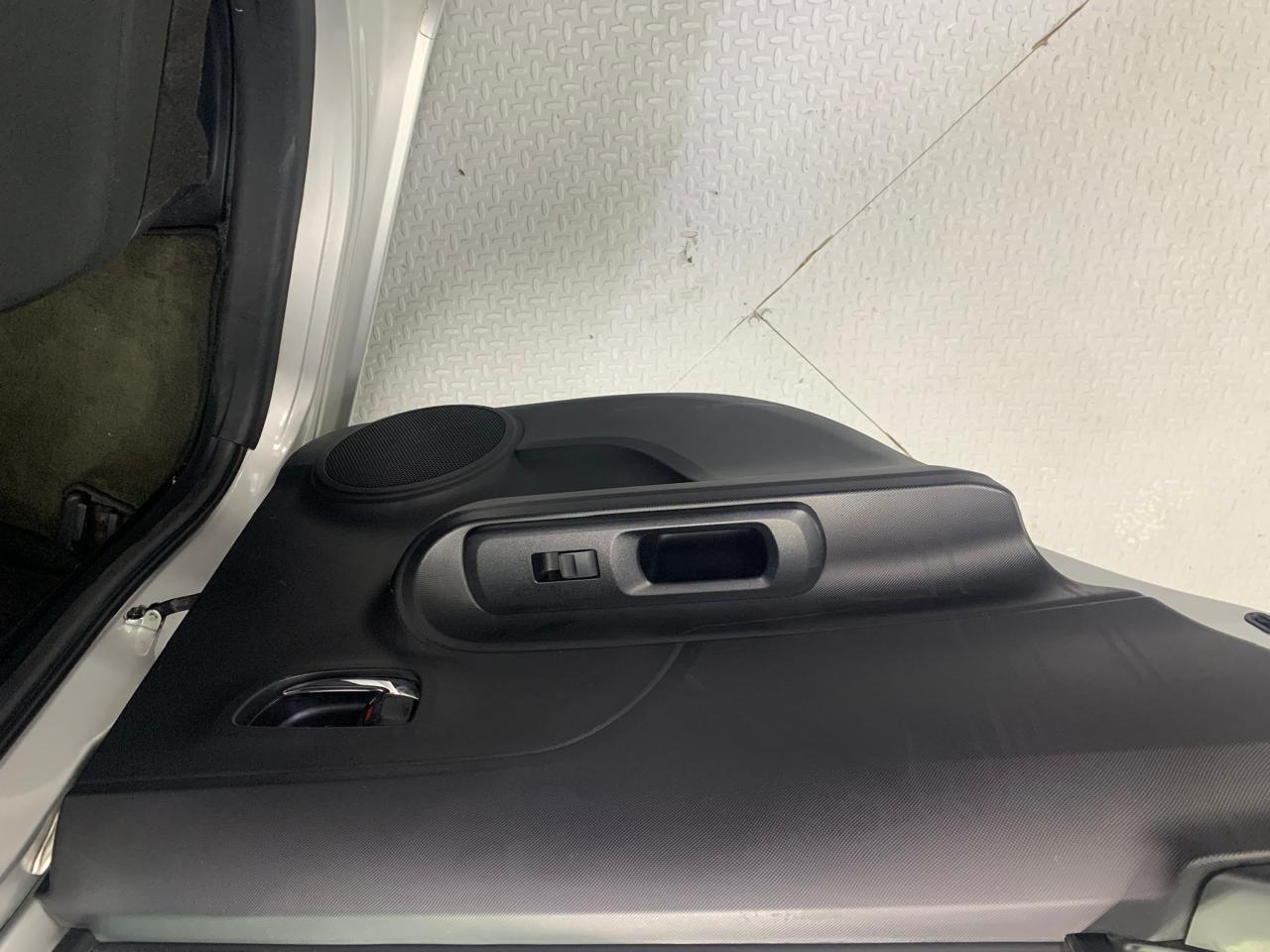 Toyota PRIUS C Lateral izquierdo 23