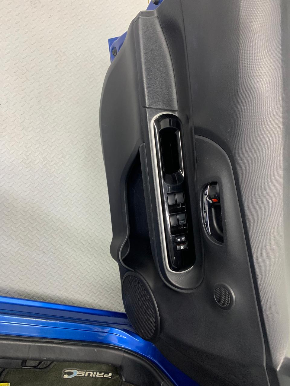 Toyota PRIUS Lateral izquierdo 19