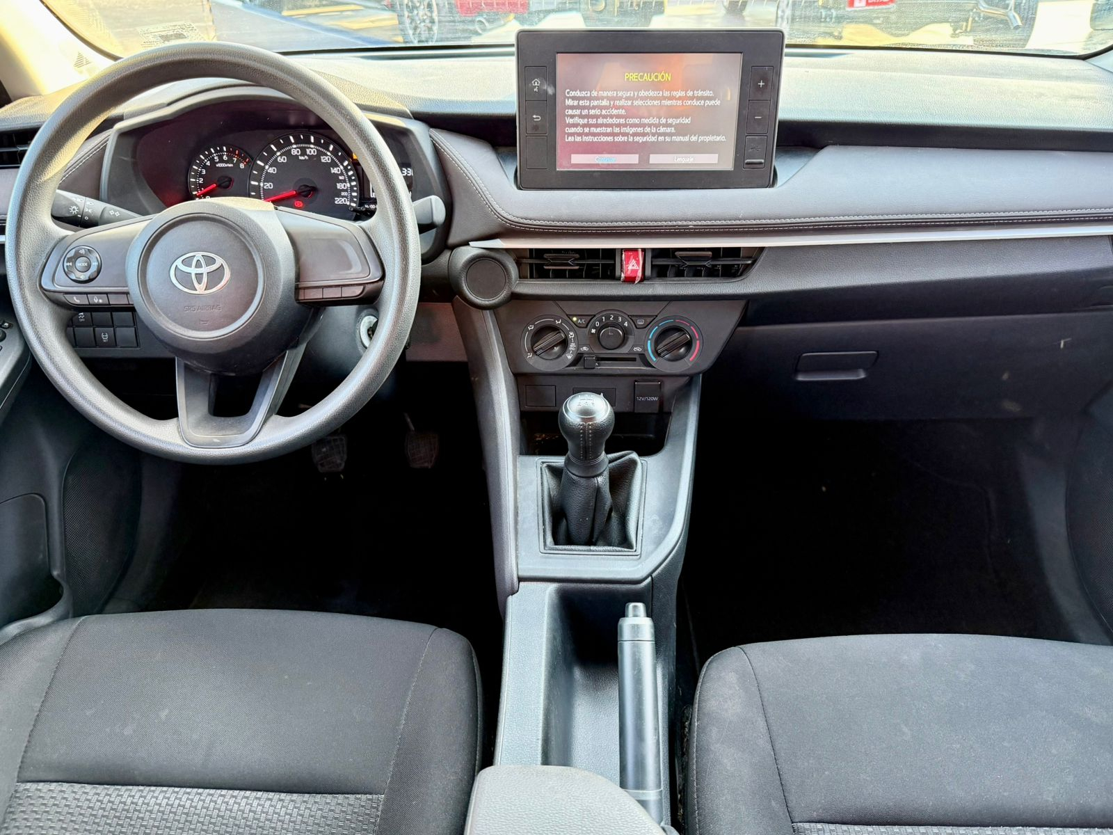 Toyota YARIS Lateral derecho 8