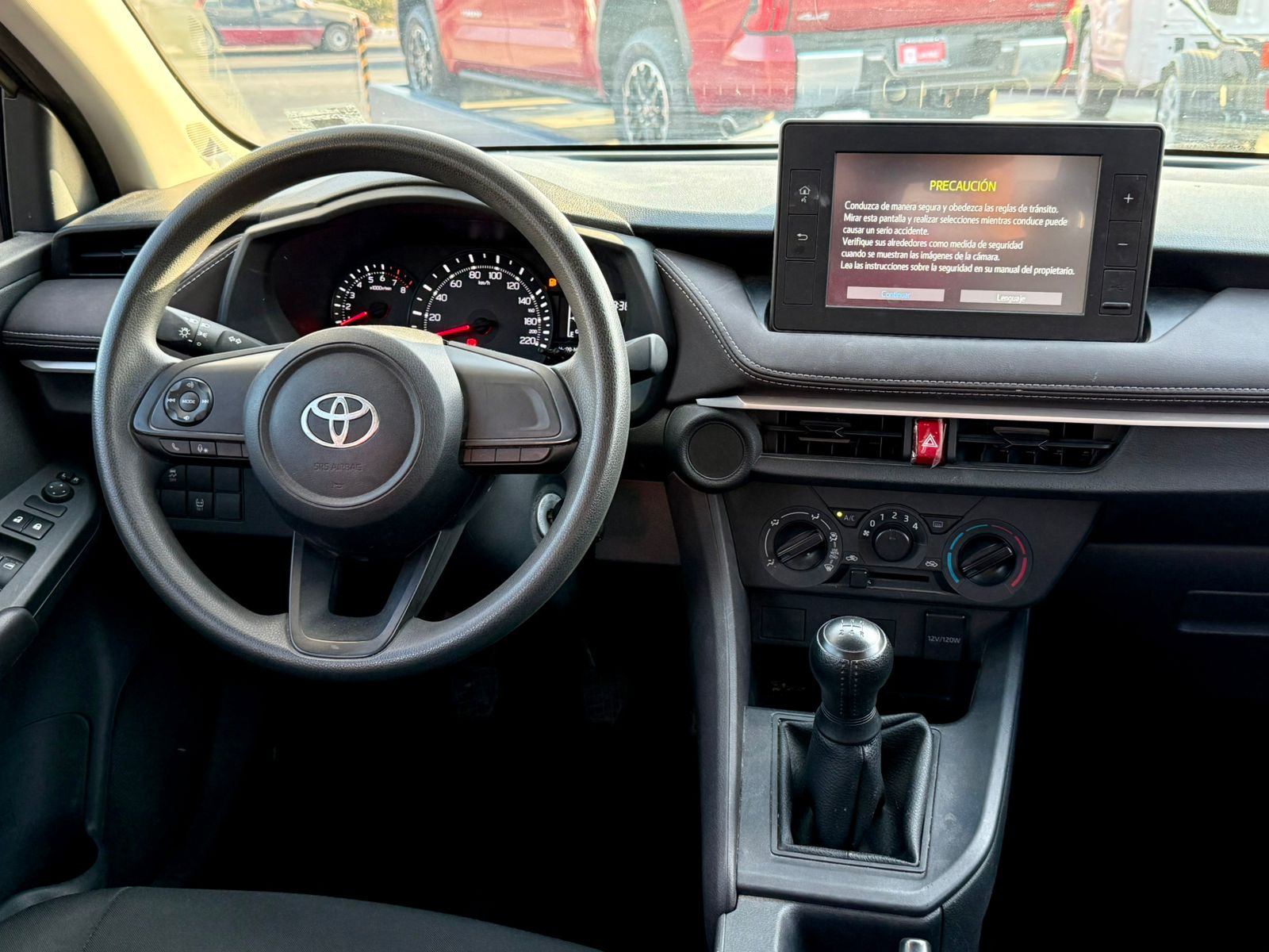Toyota YARIS Interior 11