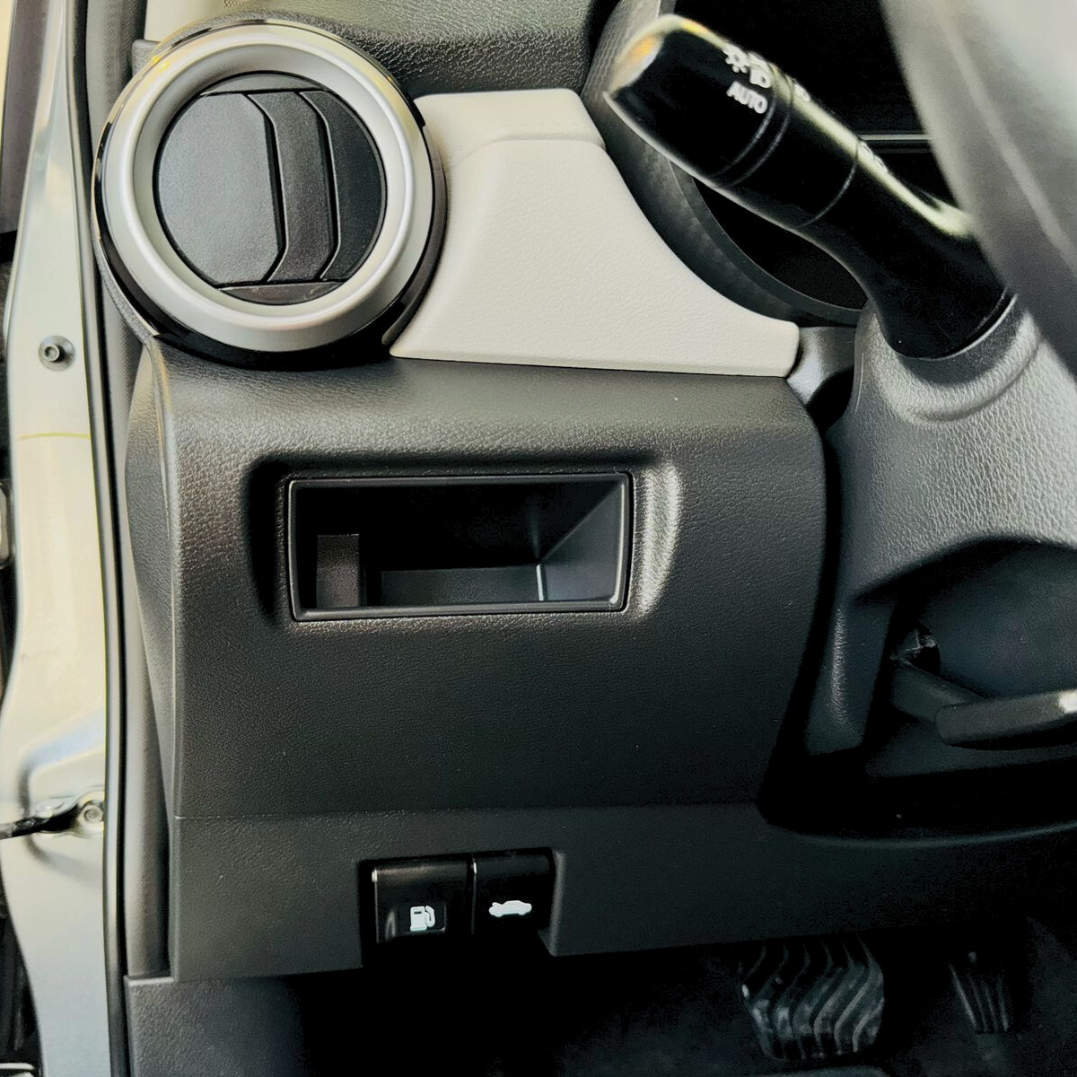 Nissan Versa 4 pts. Advance, TM5, a/ac., VE, f. niebla, RA-16 (línea anterior) 2022