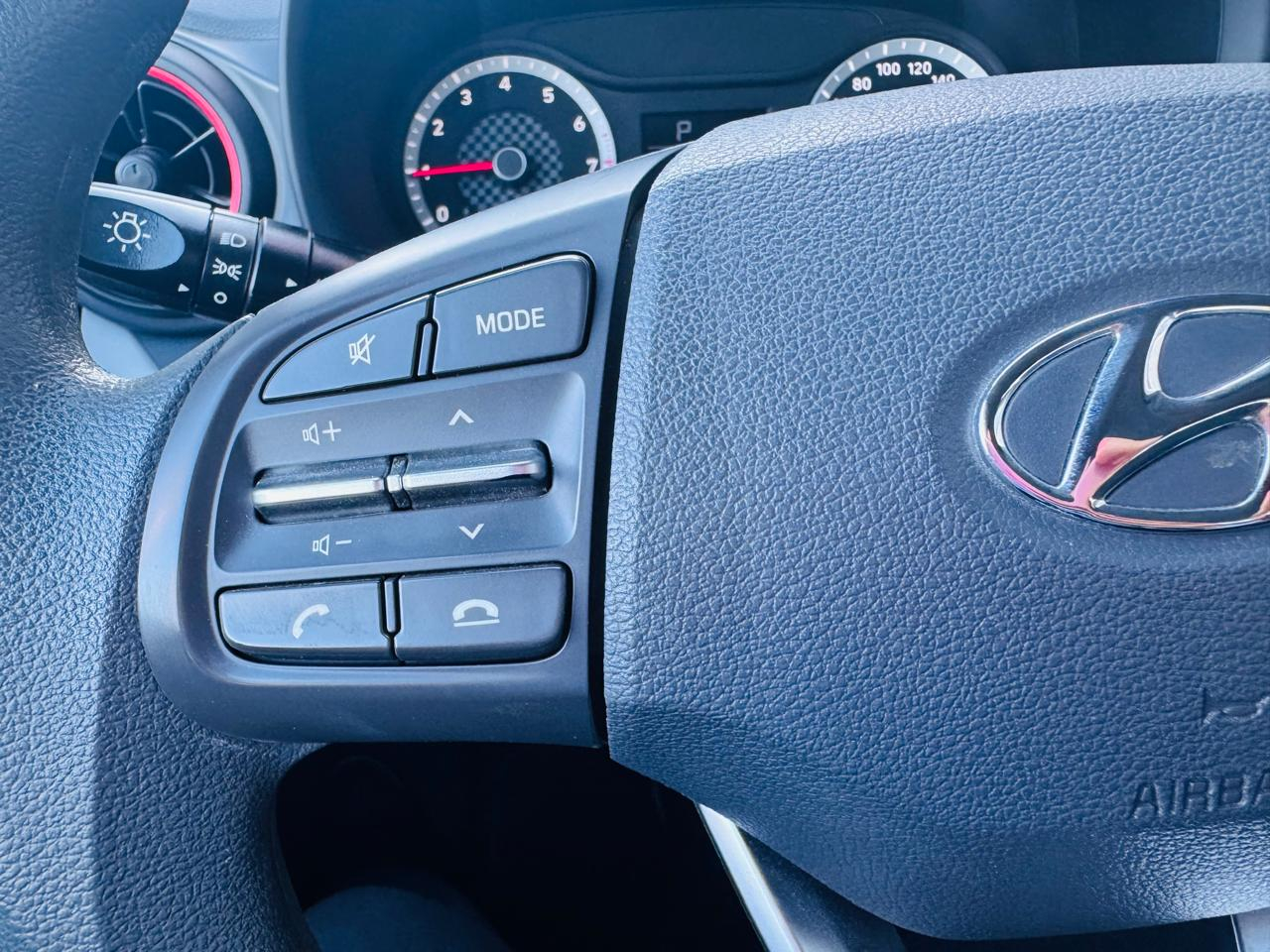Hyundai Grand i10 Lateral izquierdo 23