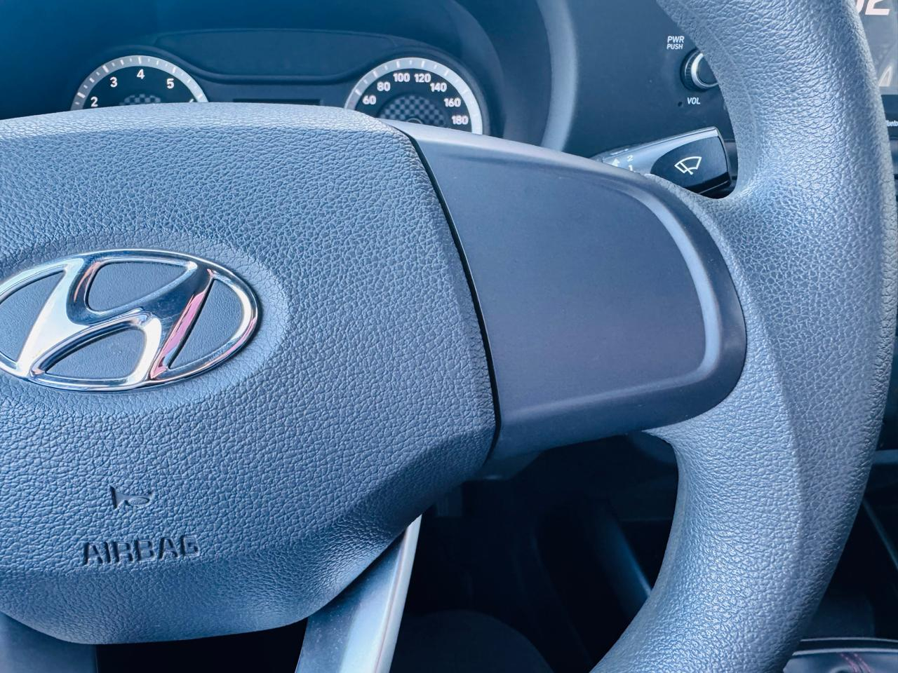 Hyundai Grand i10 Lateral izquierdo 24