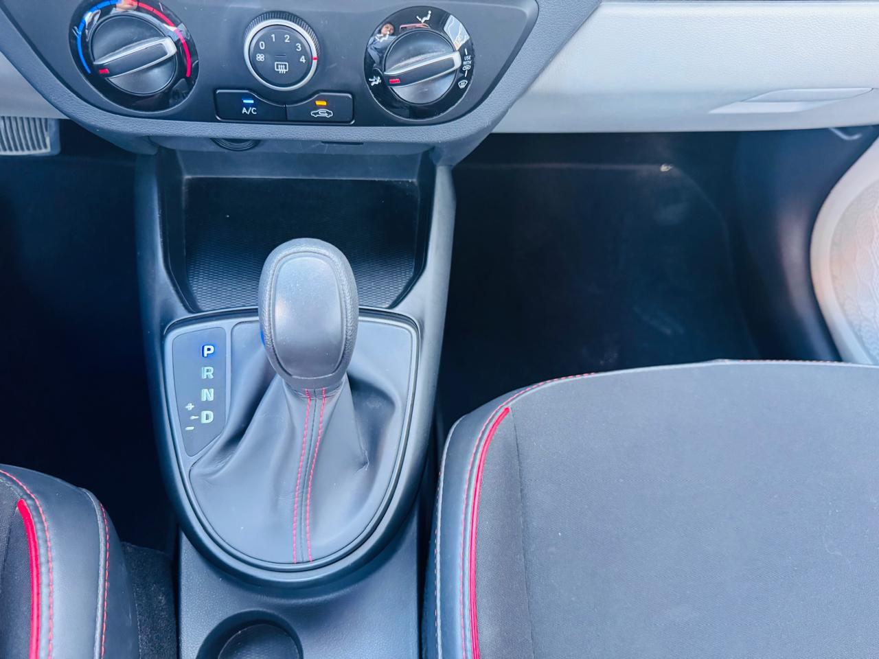 Hyundai Grand i10 Lateral izquierdo 25
