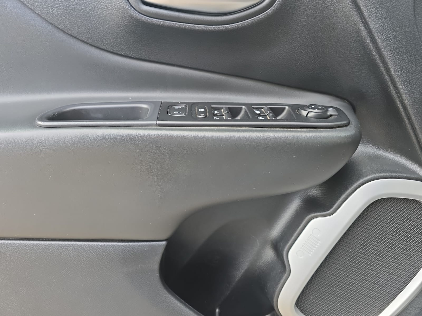JEEP RENEGADE Interior 18