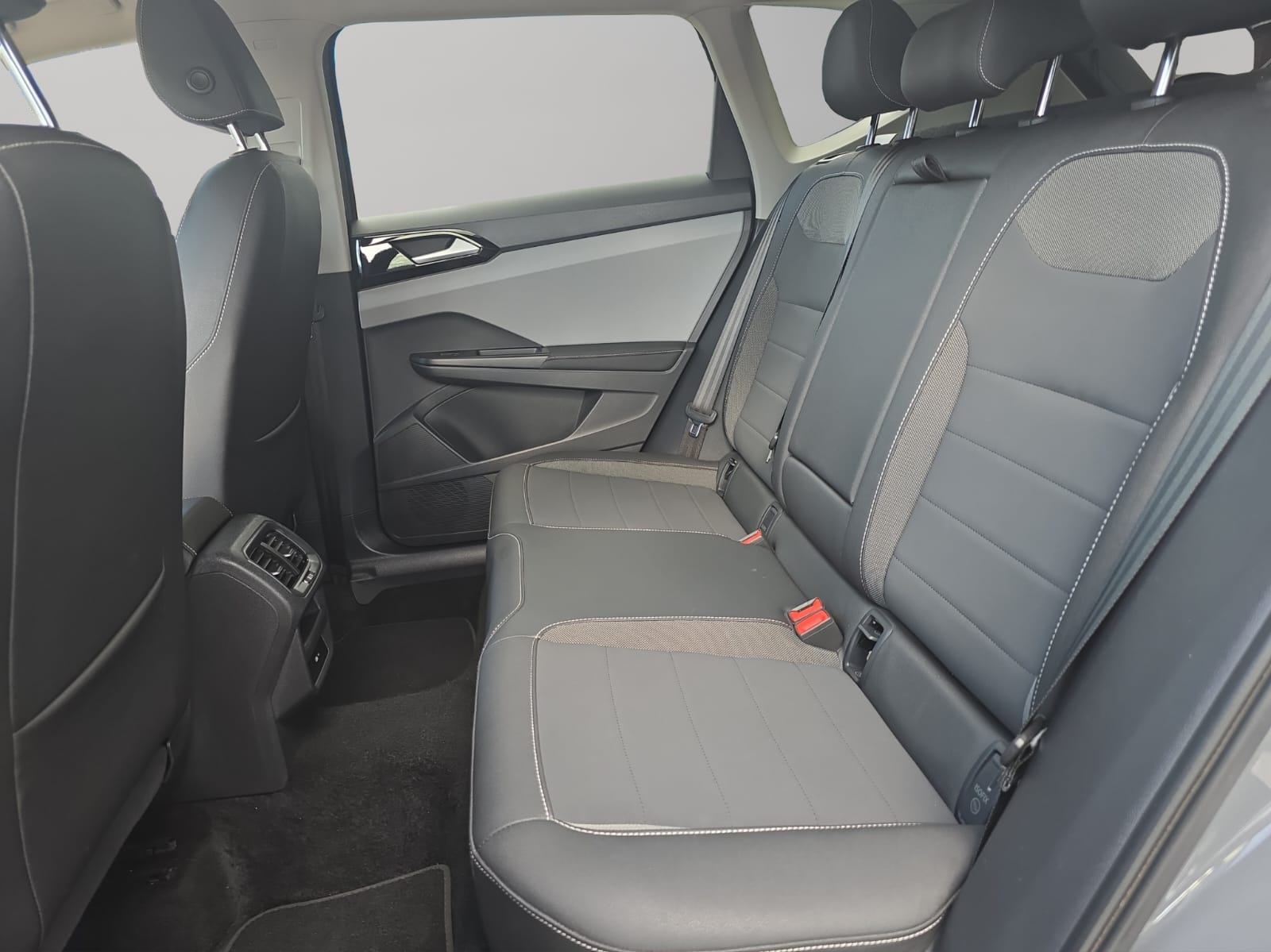 VOLKSWAGEN TAOS Asientos 18