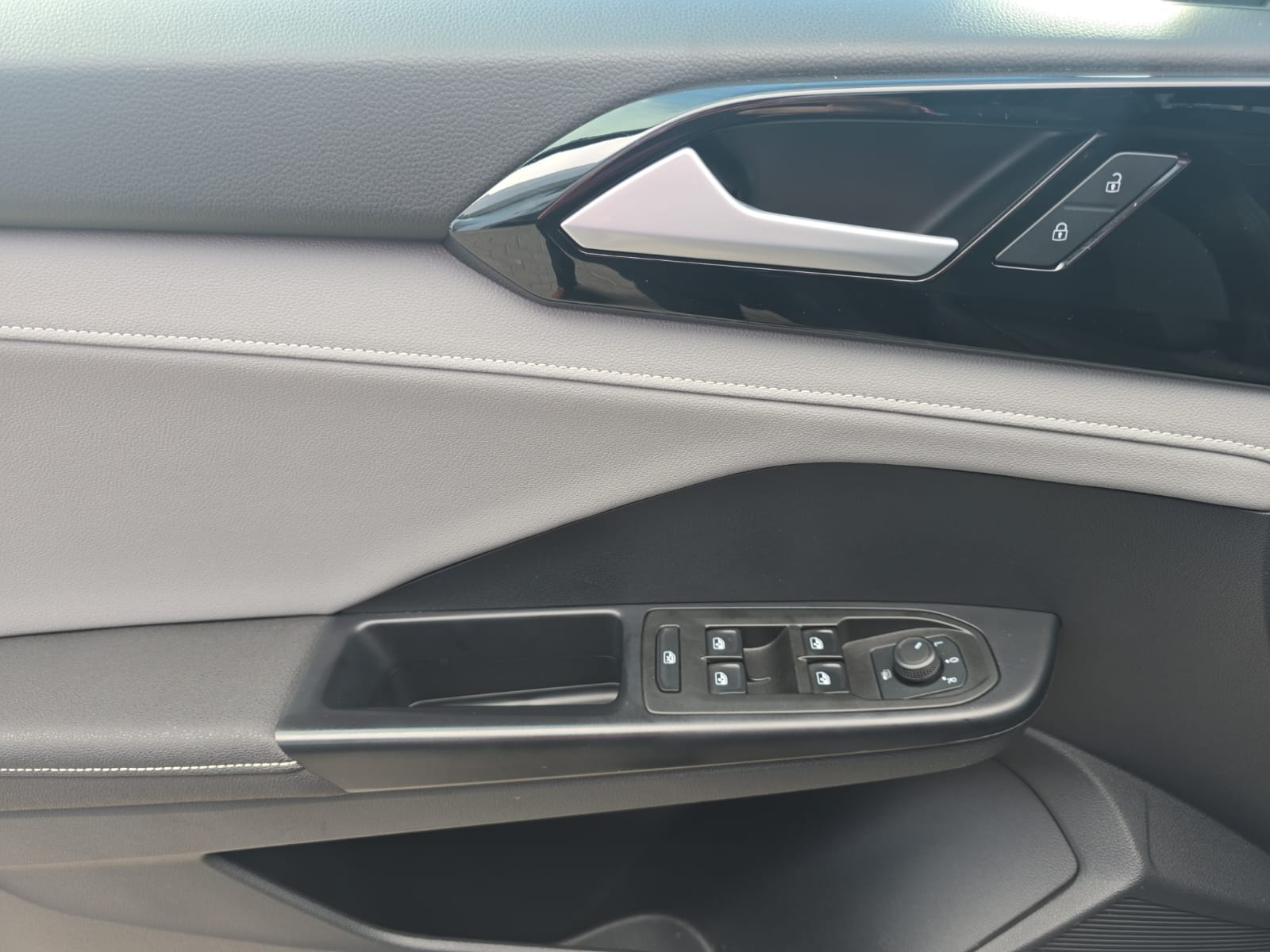 VOLKSWAGEN TAOS Lateral izquierdo 20