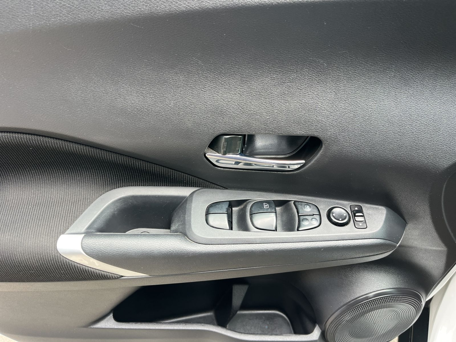 NISSAN KICKS Lateral derecho 21