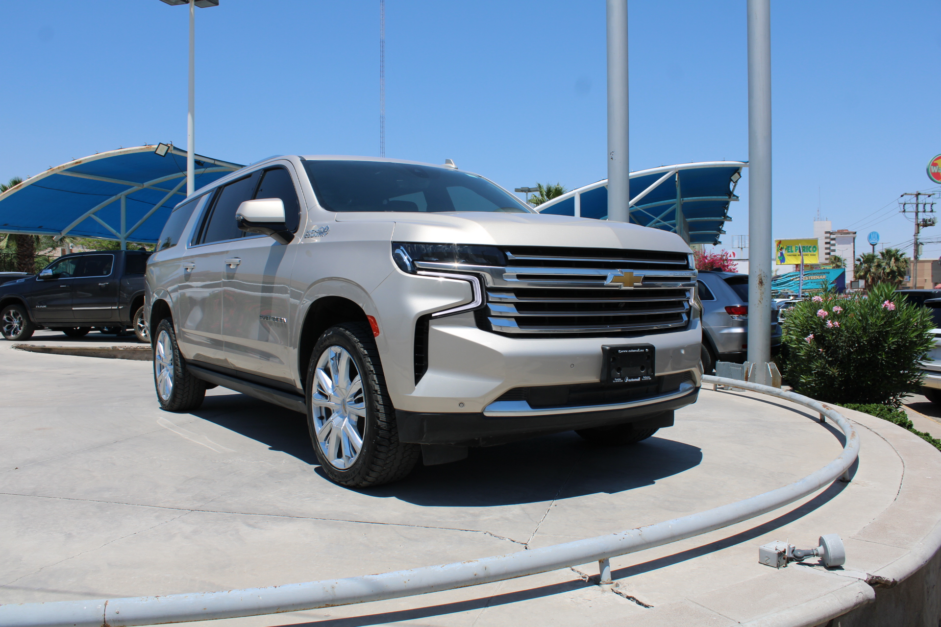 Chevrolet Suburban VUD Lateral derecho 3