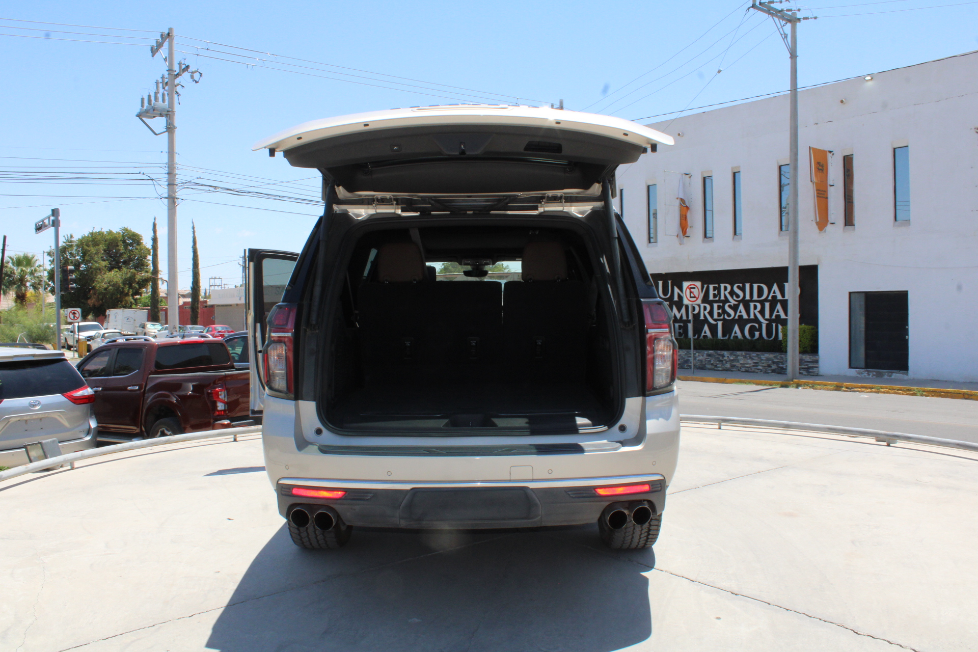 Chevrolet Suburban VUD Lateral derecho 14