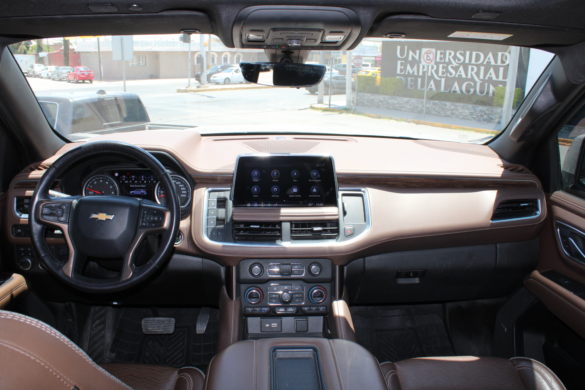 Chevrolet Suburban VUD Lateral derecho 16