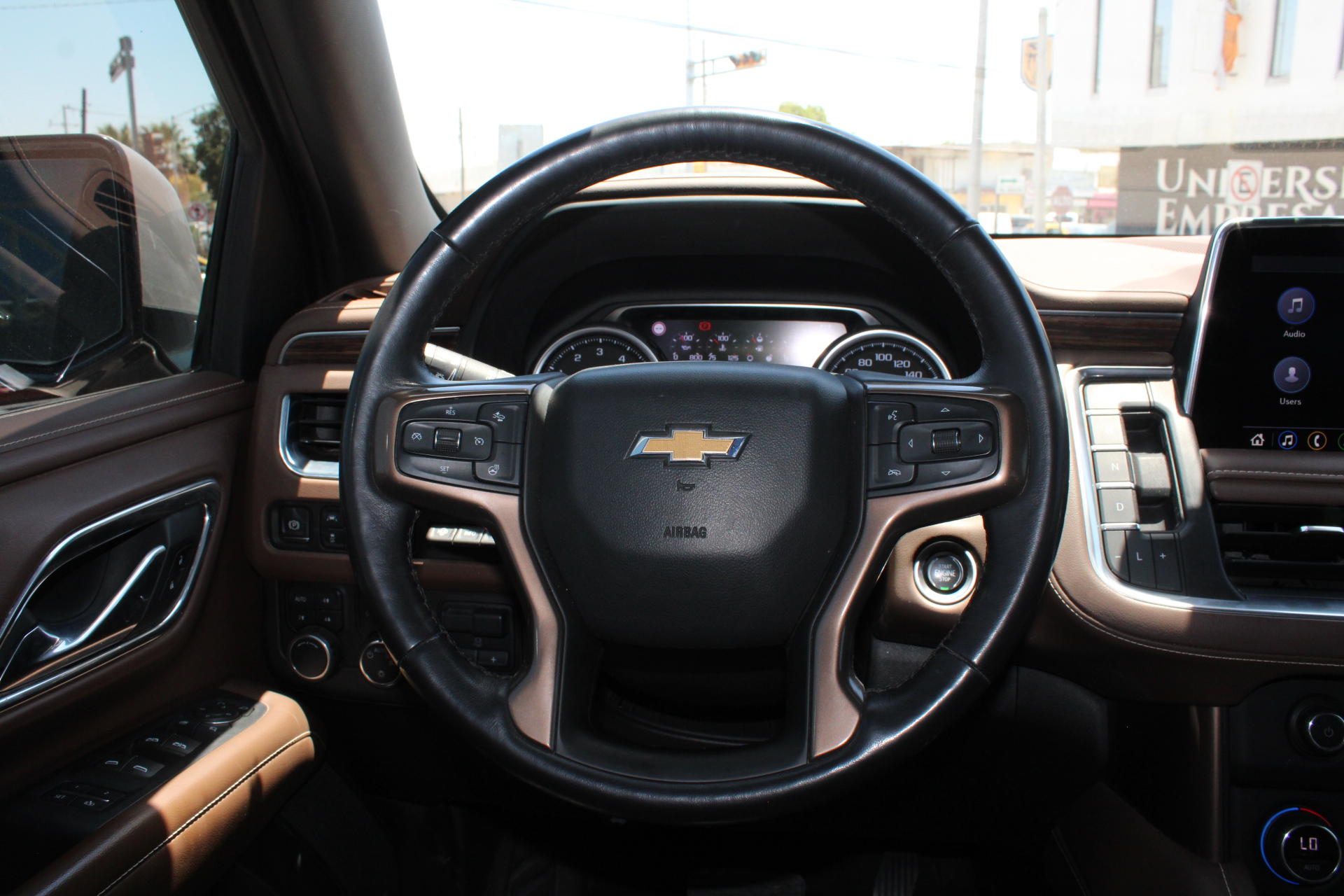 Chevrolet Suburban VUD Arriba 17