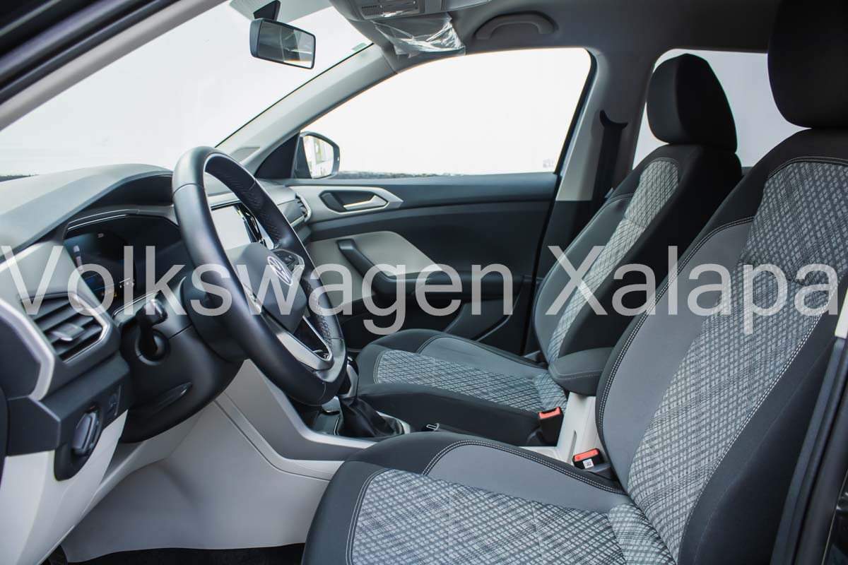 VOLKSWAGEN TAIGUN Interior 18