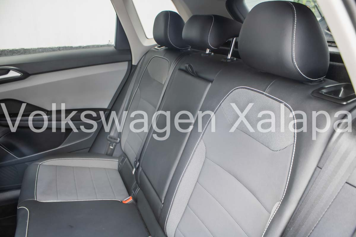 VOLKSWAGEN TAOS Interior 28