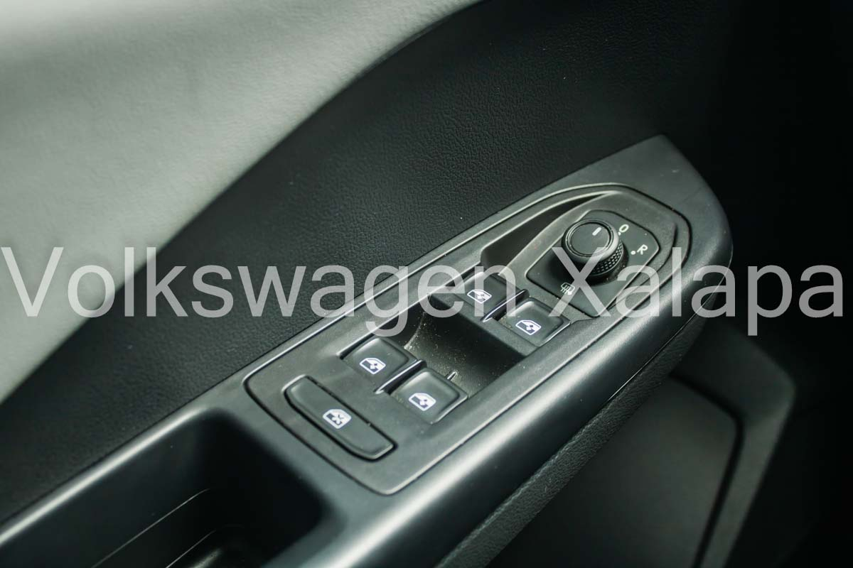 VOLKSWAGEN TAOS Interior 18