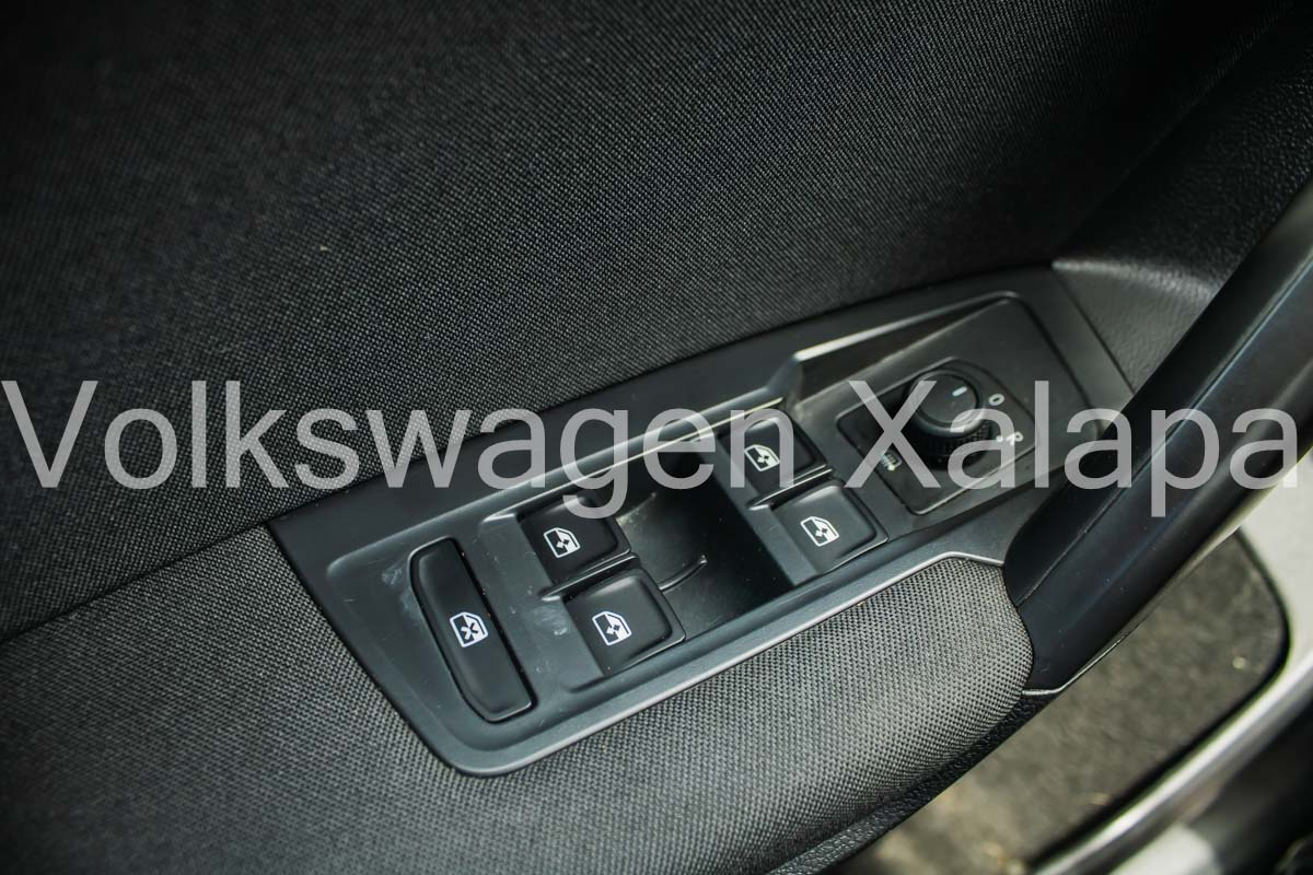 VOLKSWAGEN TIGUAN Interior 23