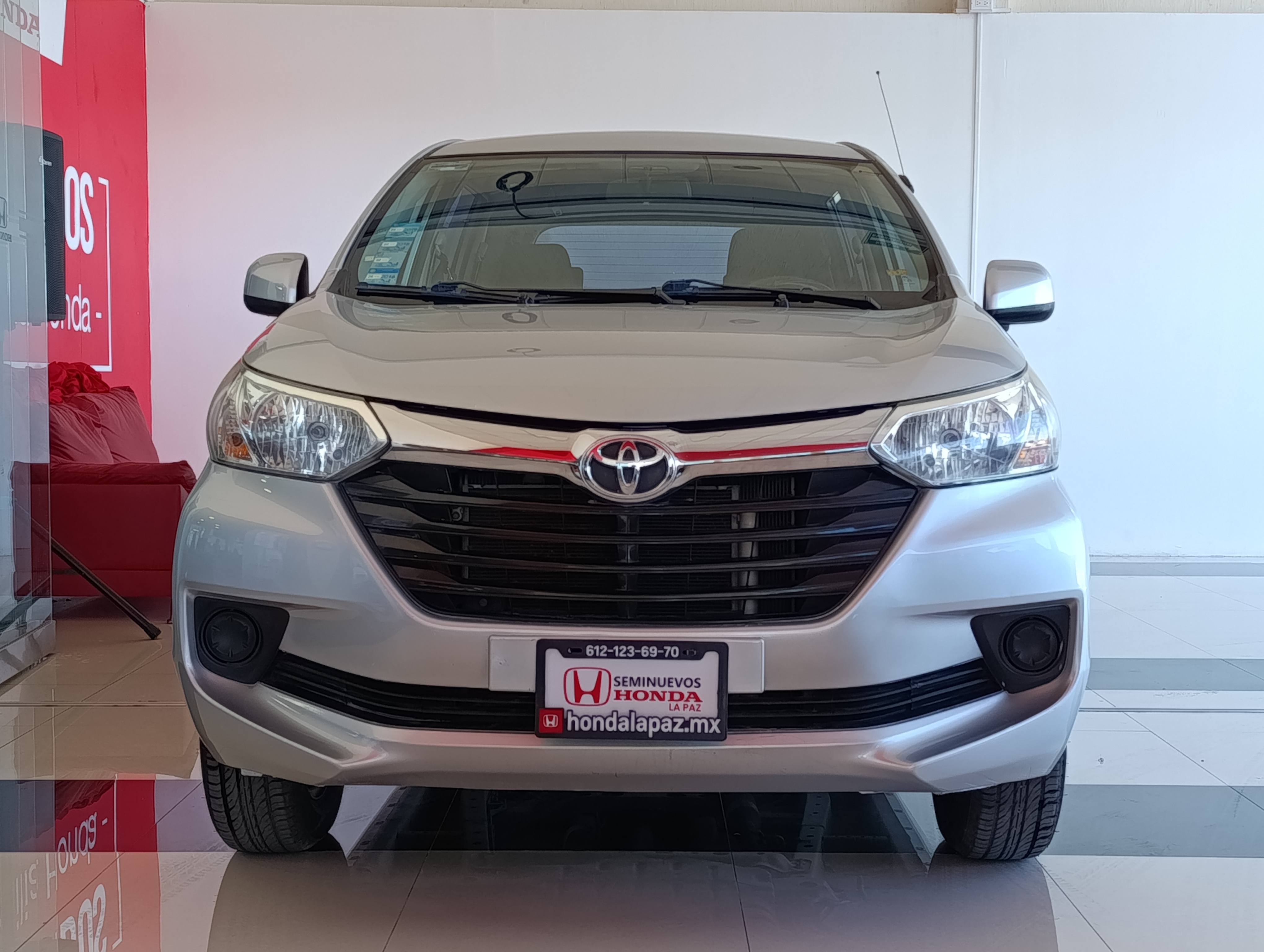 Toyota AVANZA Lateral izquierdo 2