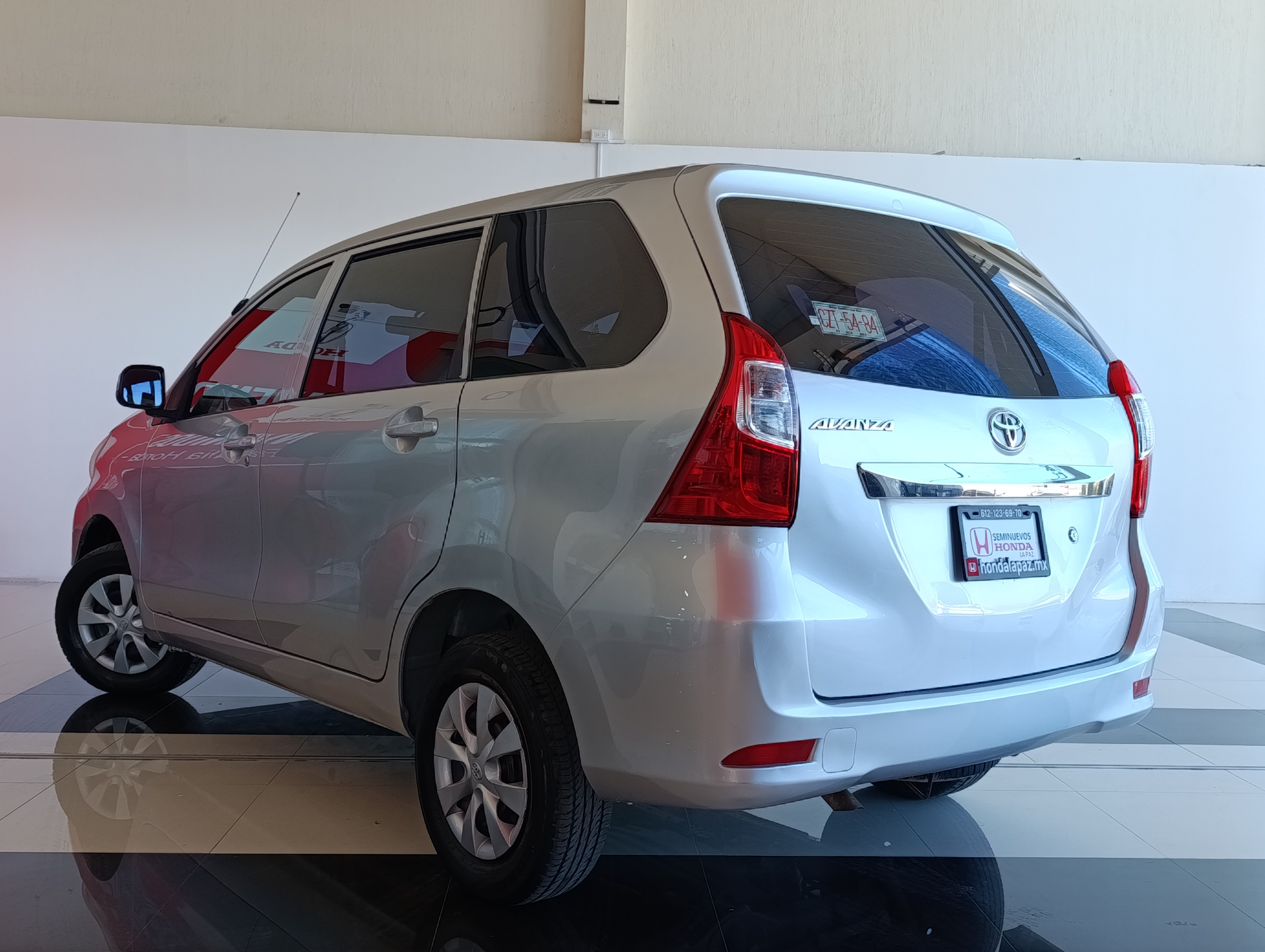 Toyota AVANZA Lateral izquierdo 23