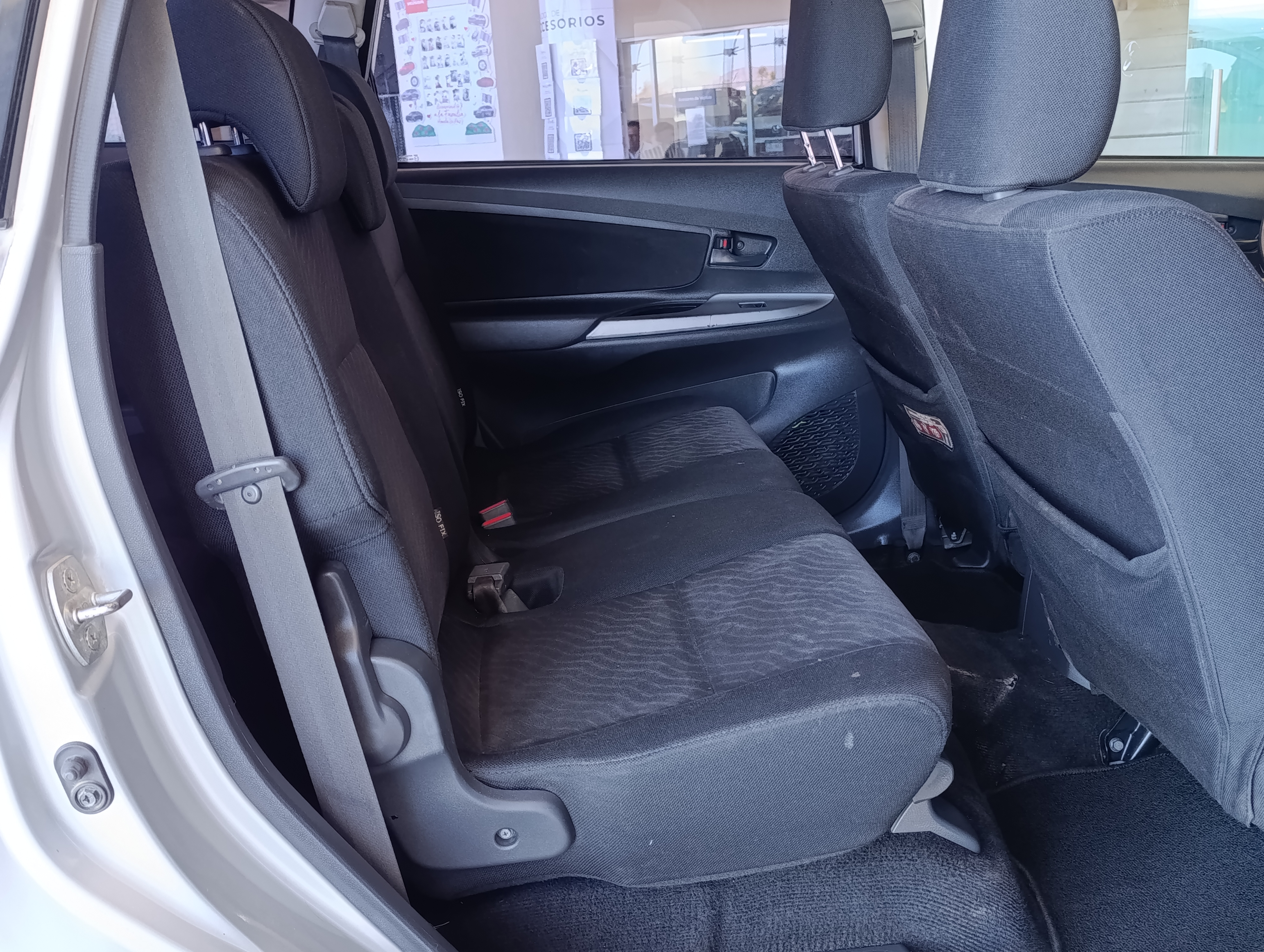 Toyota AVANZA Lateral izquierdo 17