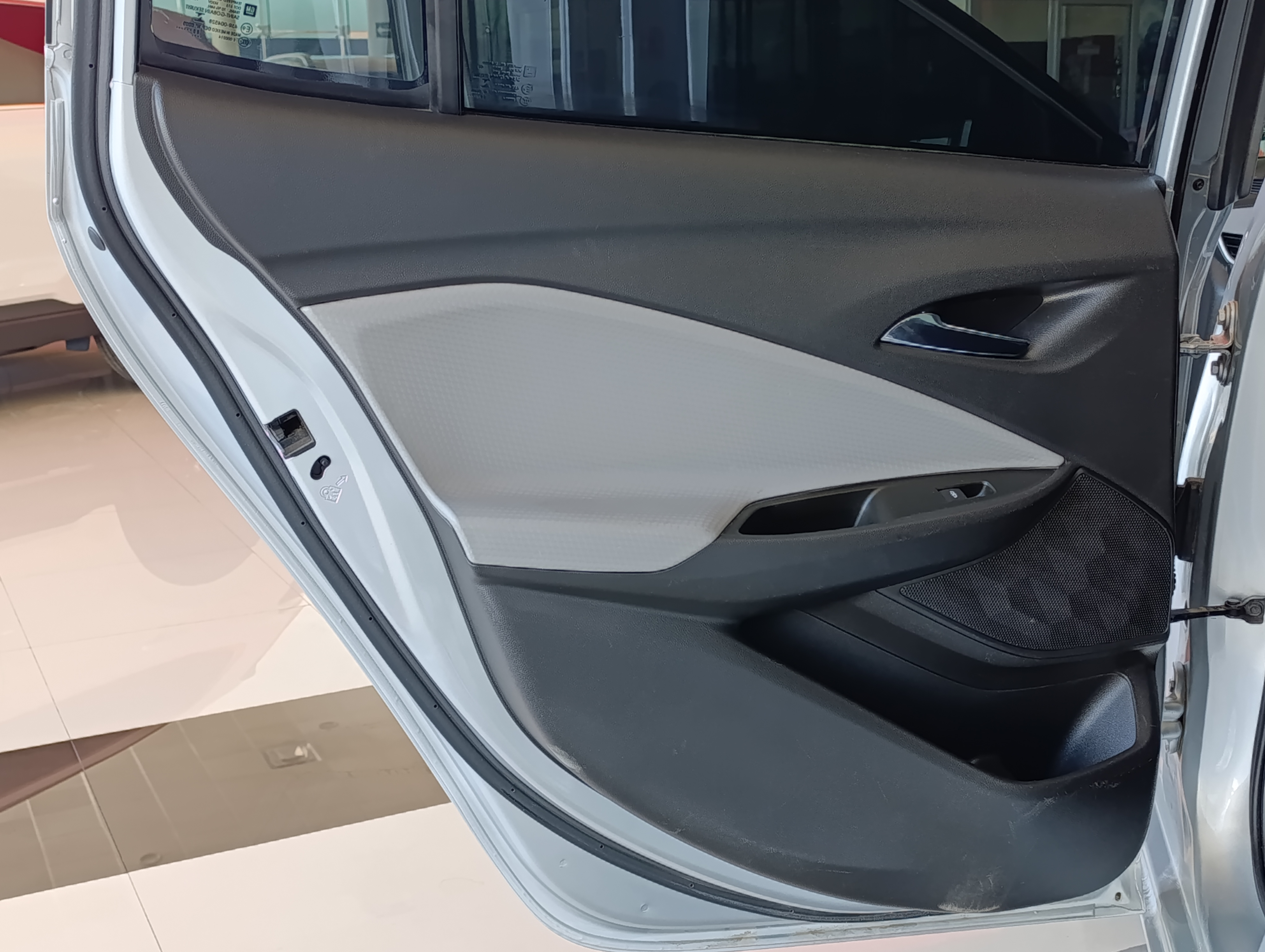 Chevrolet ONIX Lateral izquierdo 6