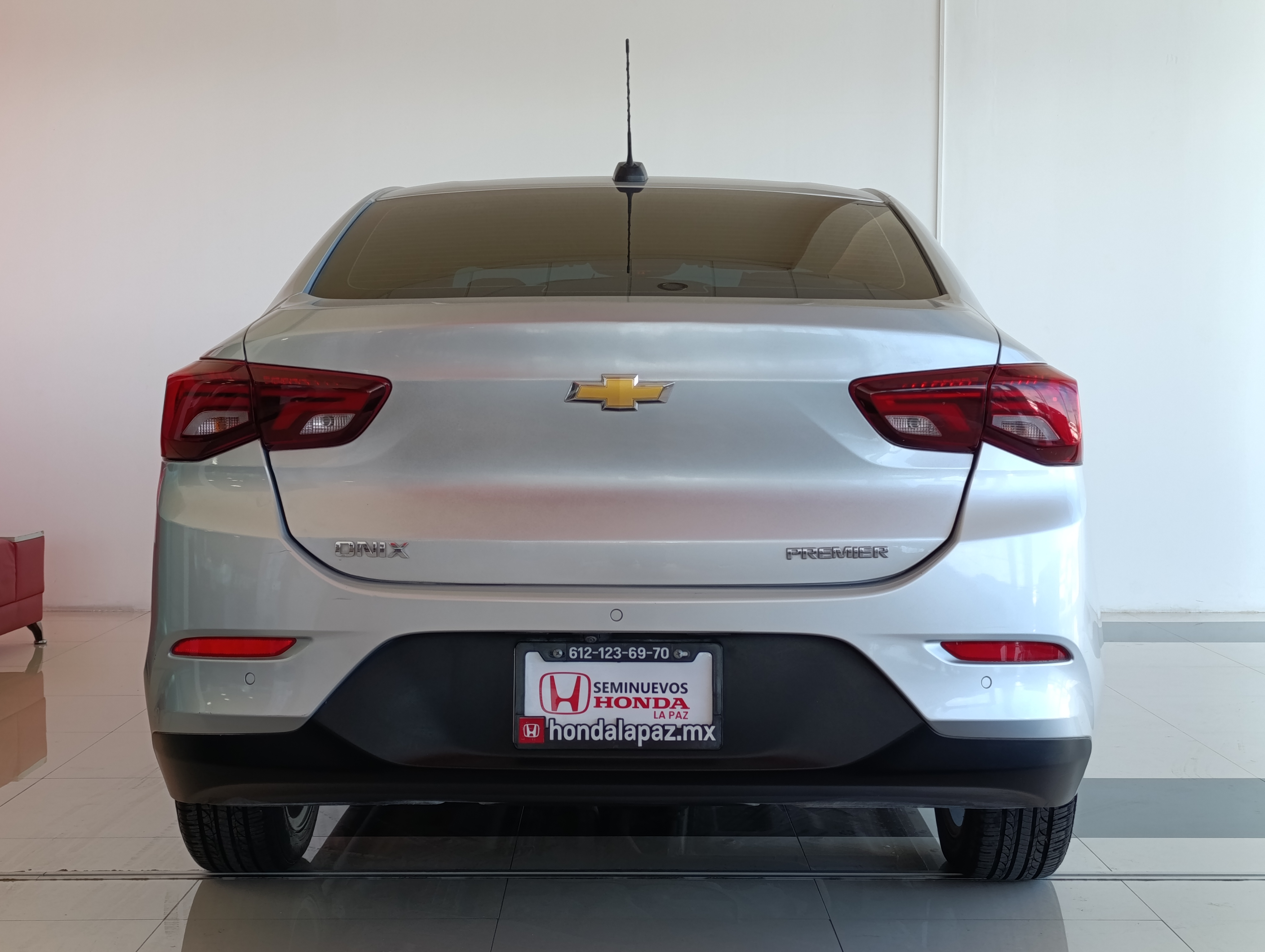 Chevrolet ONIX Lateral derecho 25