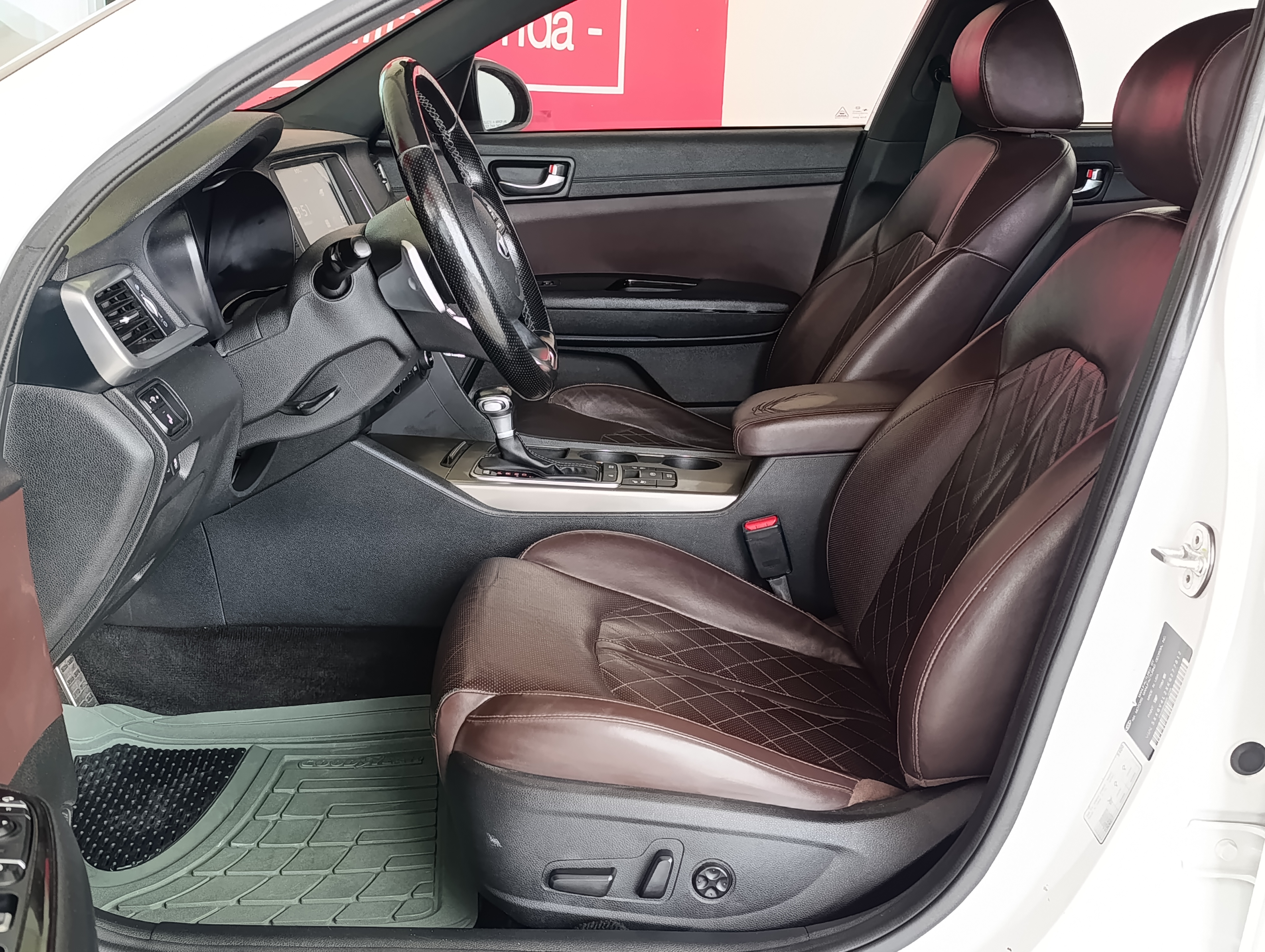 KIA Optima Lateral derecho 5