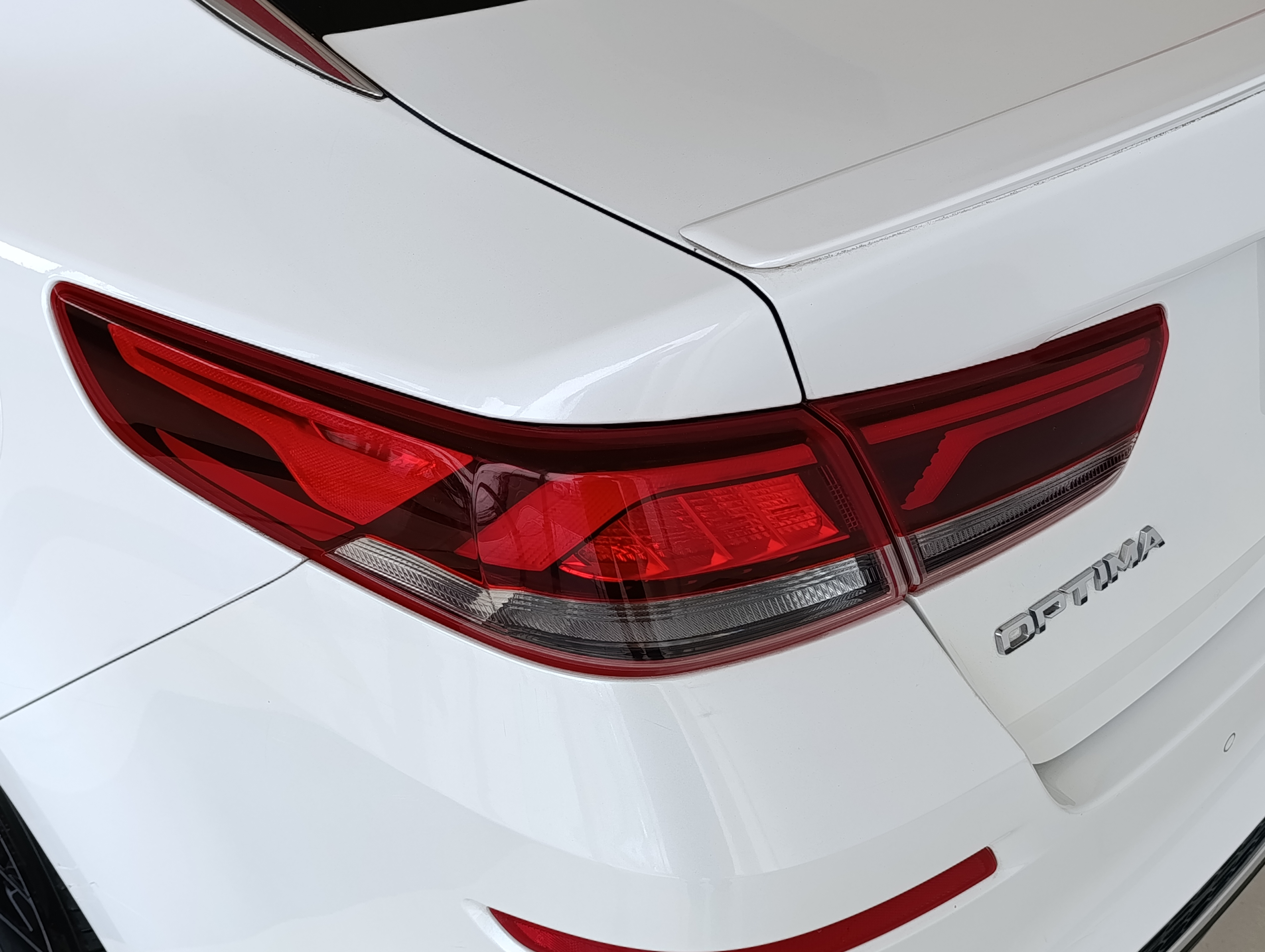 KIA Optima Atrás 28