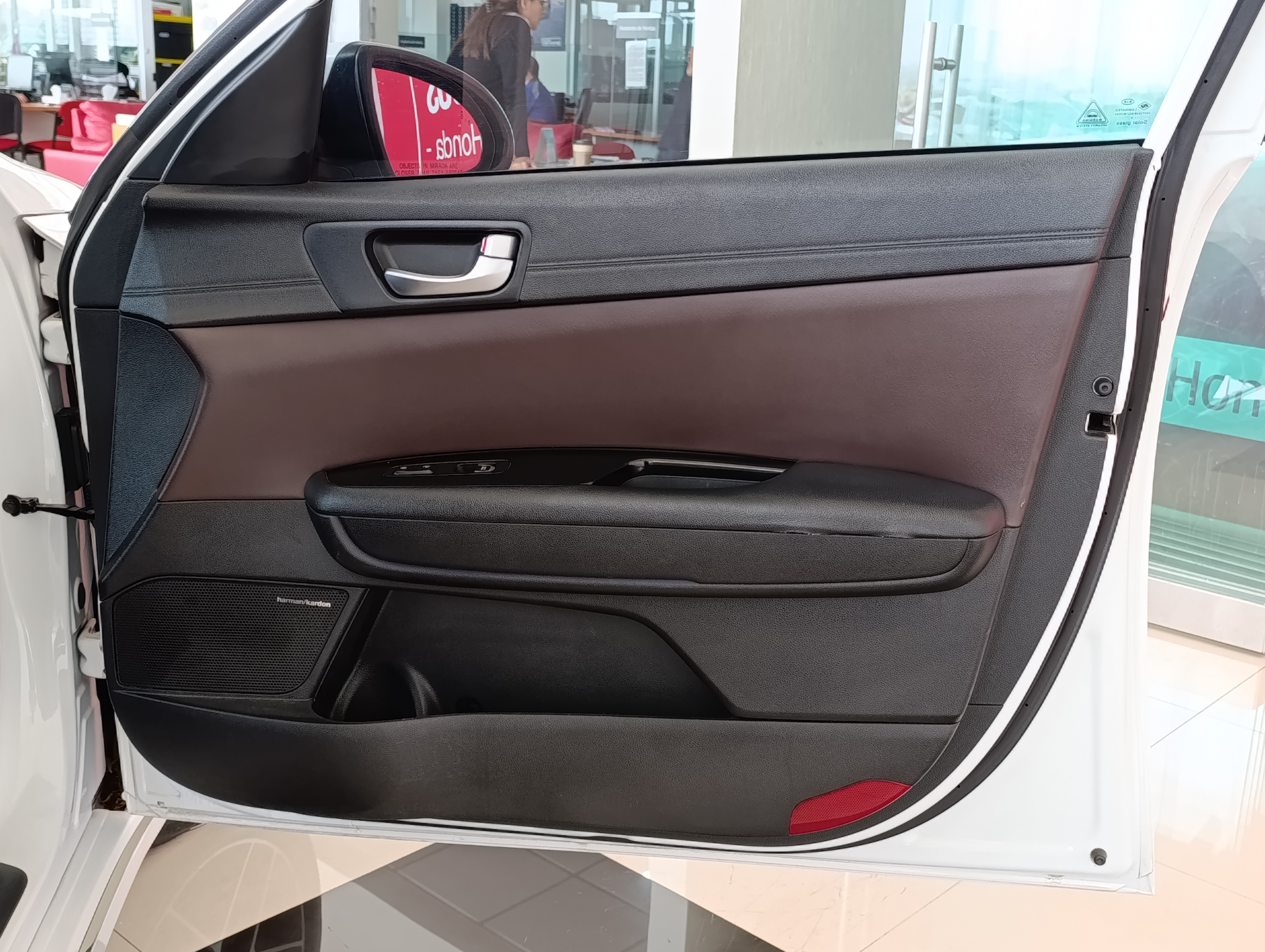 KIA Optima Lateral derecho 18