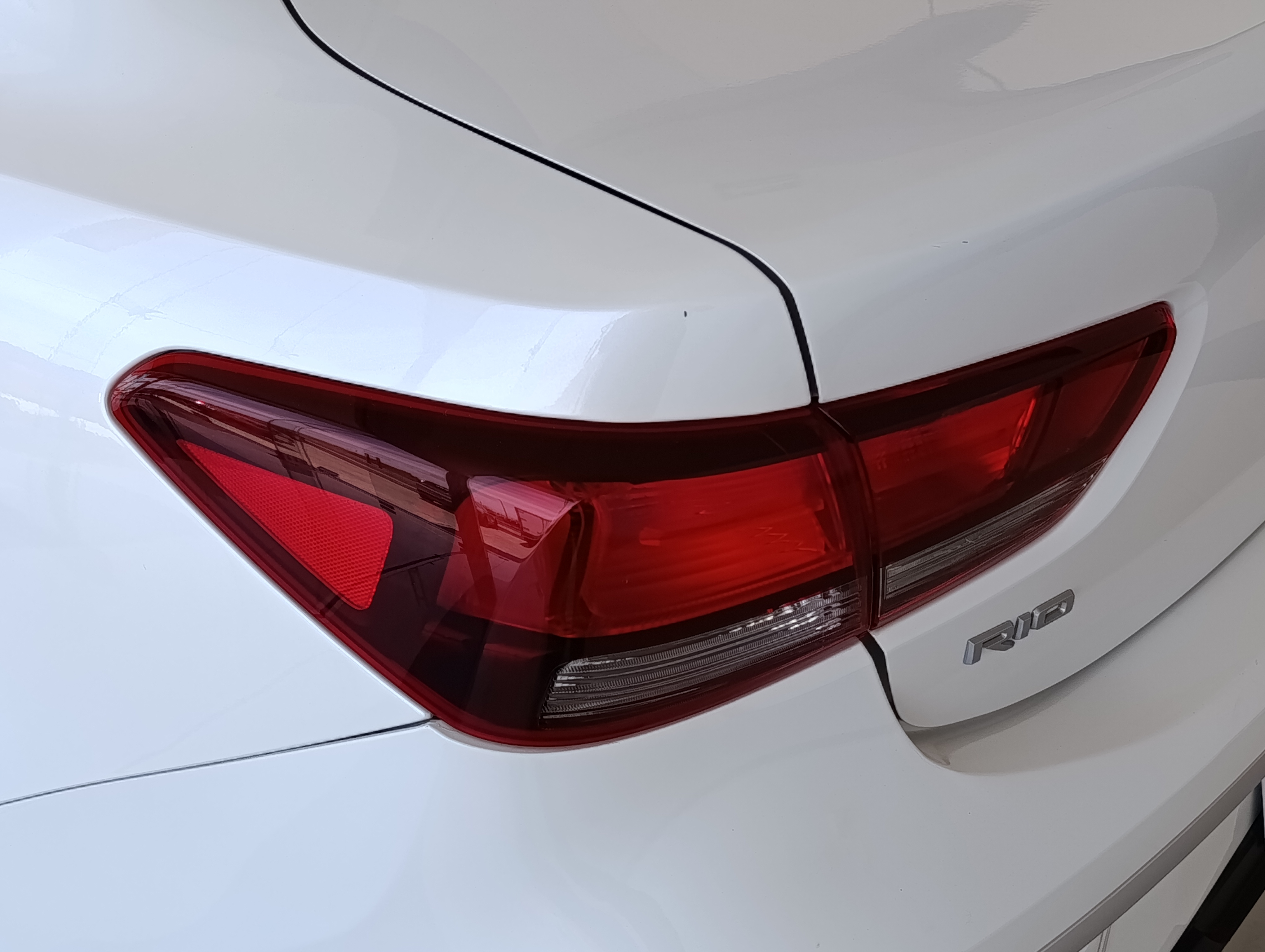 KIA Rio Lateral derecho 27