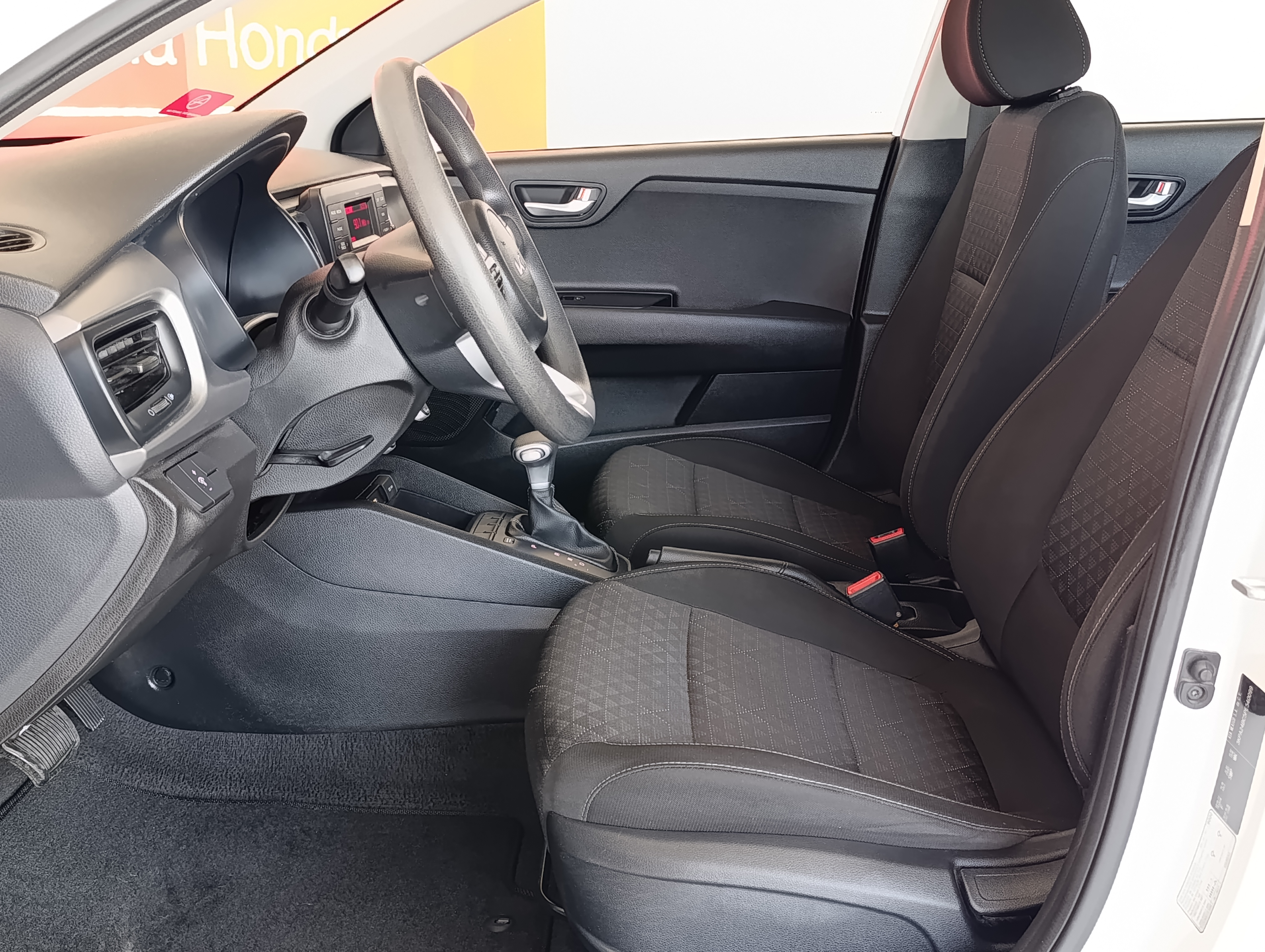 KIA Rio Lateral izquierdo 5