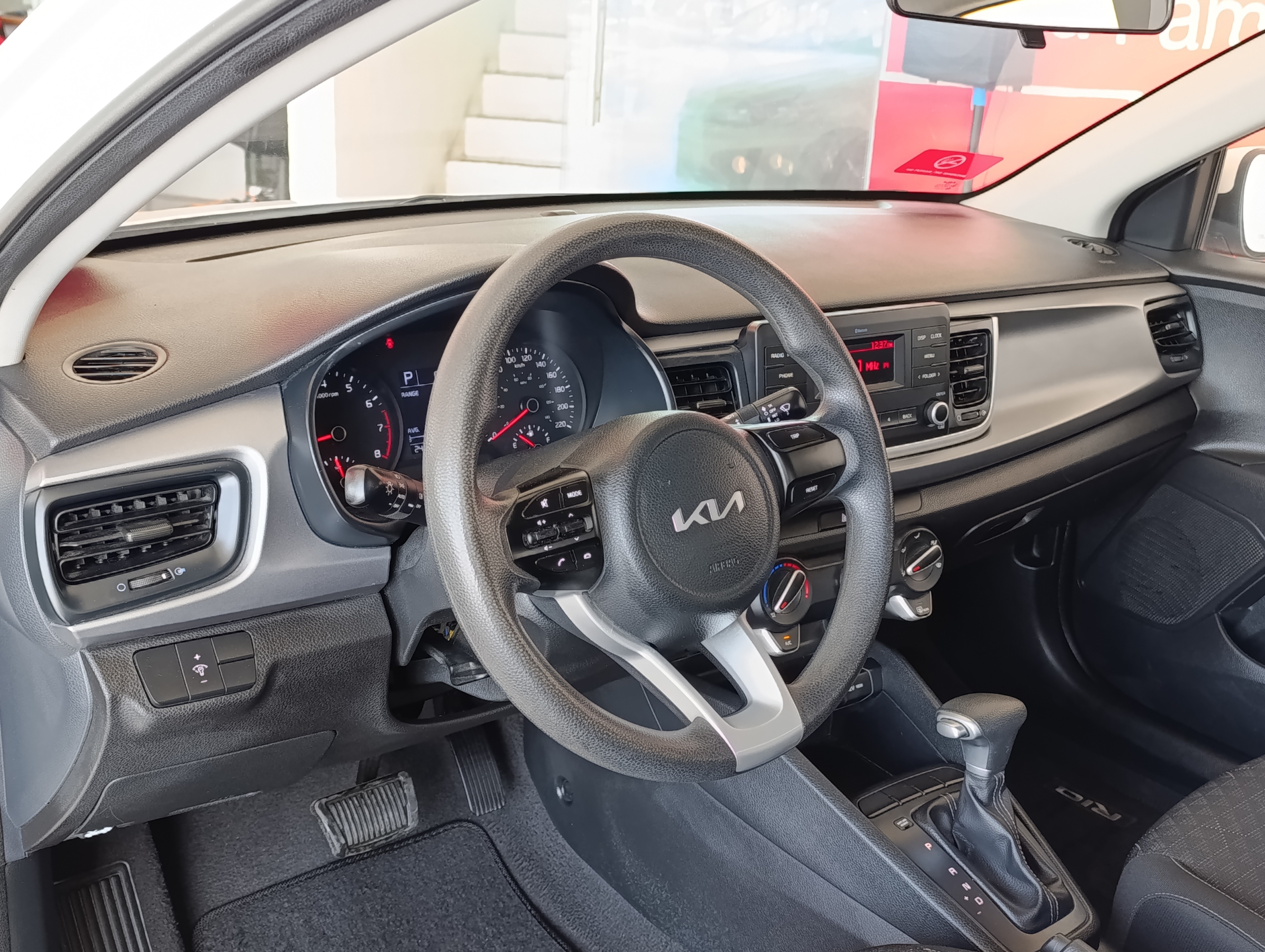 KIA Rio Lateral izquierdo 8