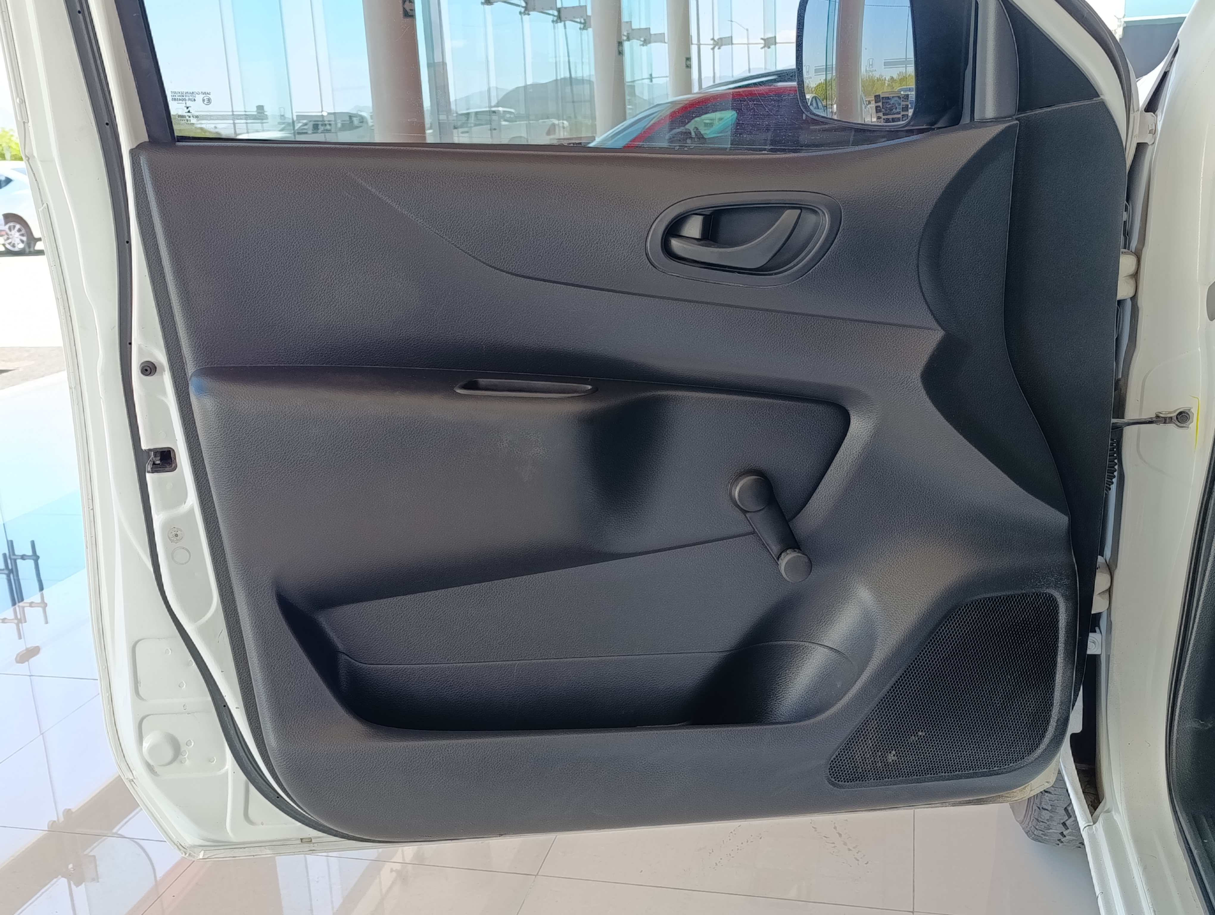 Nissan NP300 Lateral izquierdo 3