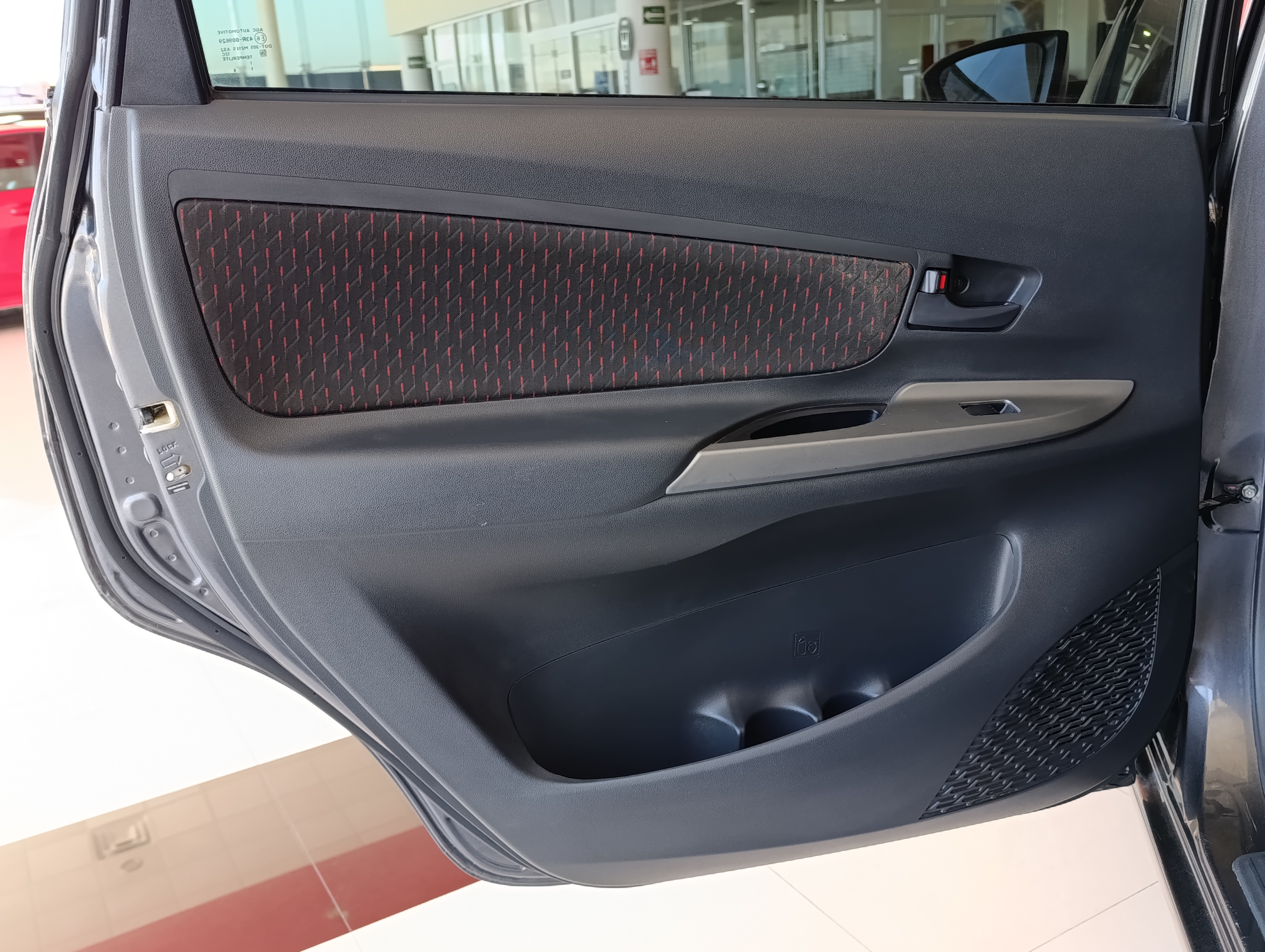 Toyota AVANZA Lateral derecho 6