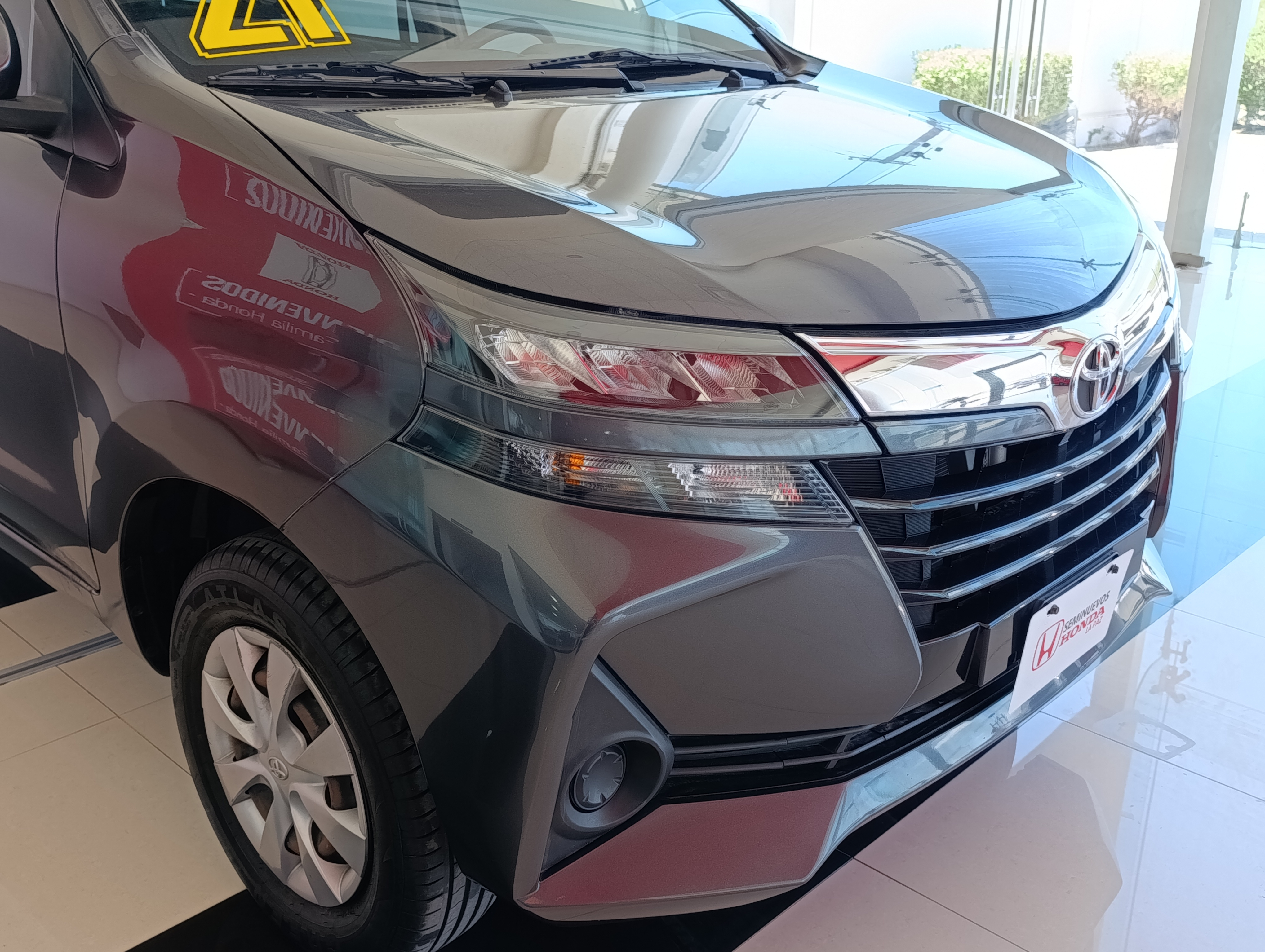 Toyota AVANZA Lateral izquierdo 20