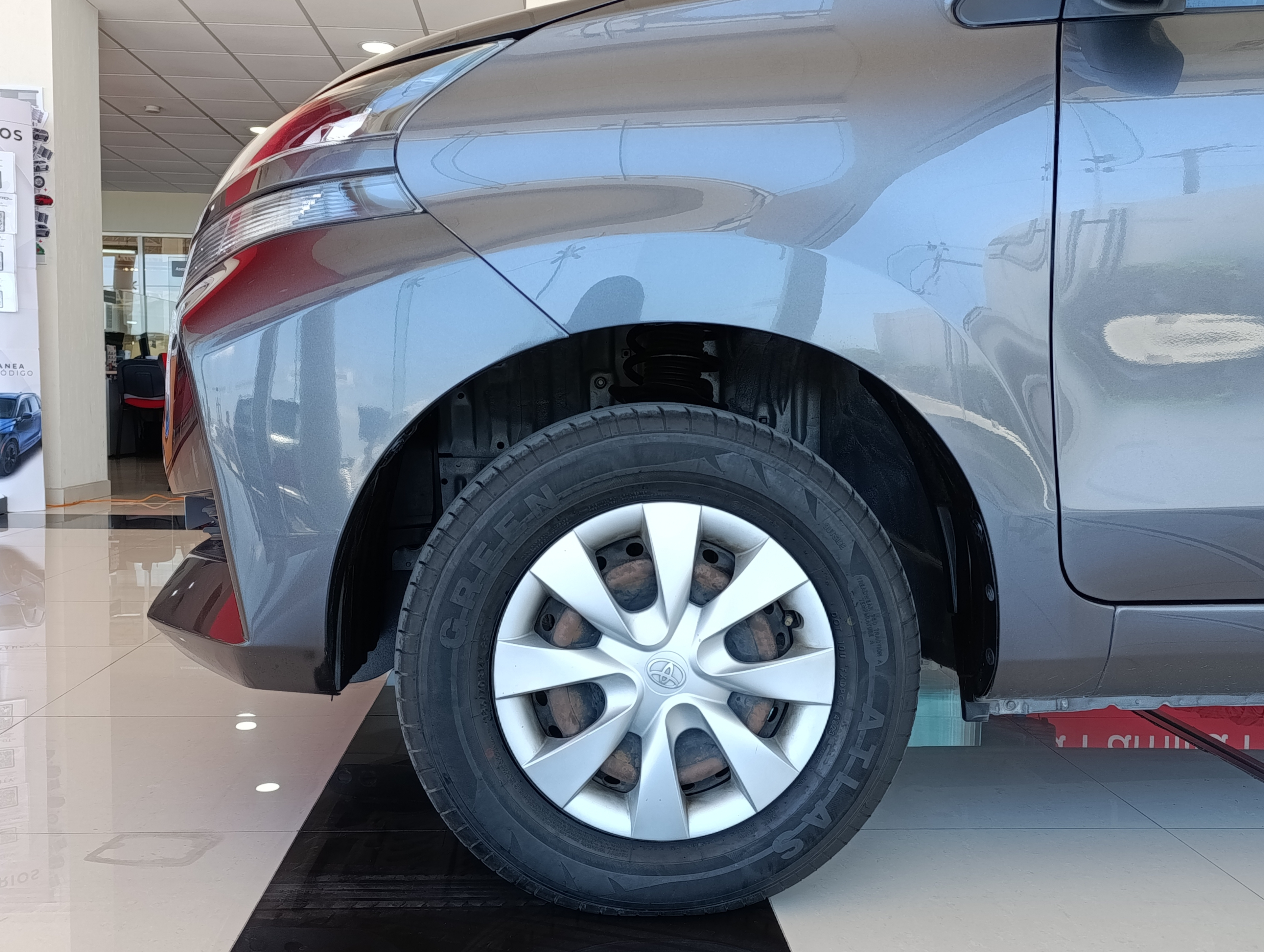 Toyota AVANZA Atrás 30