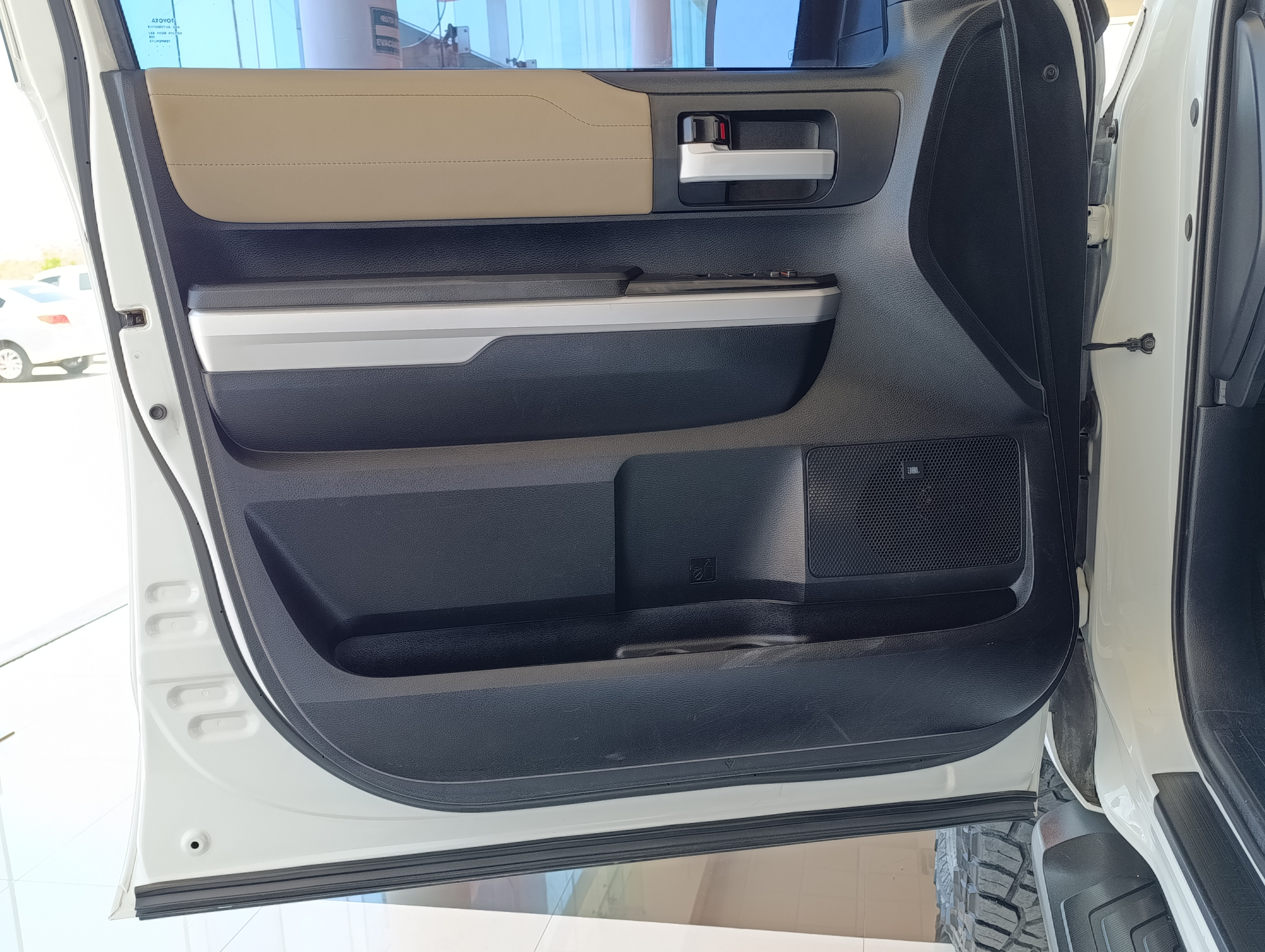 Toyota TUNDRA Lateral izquierdo 4