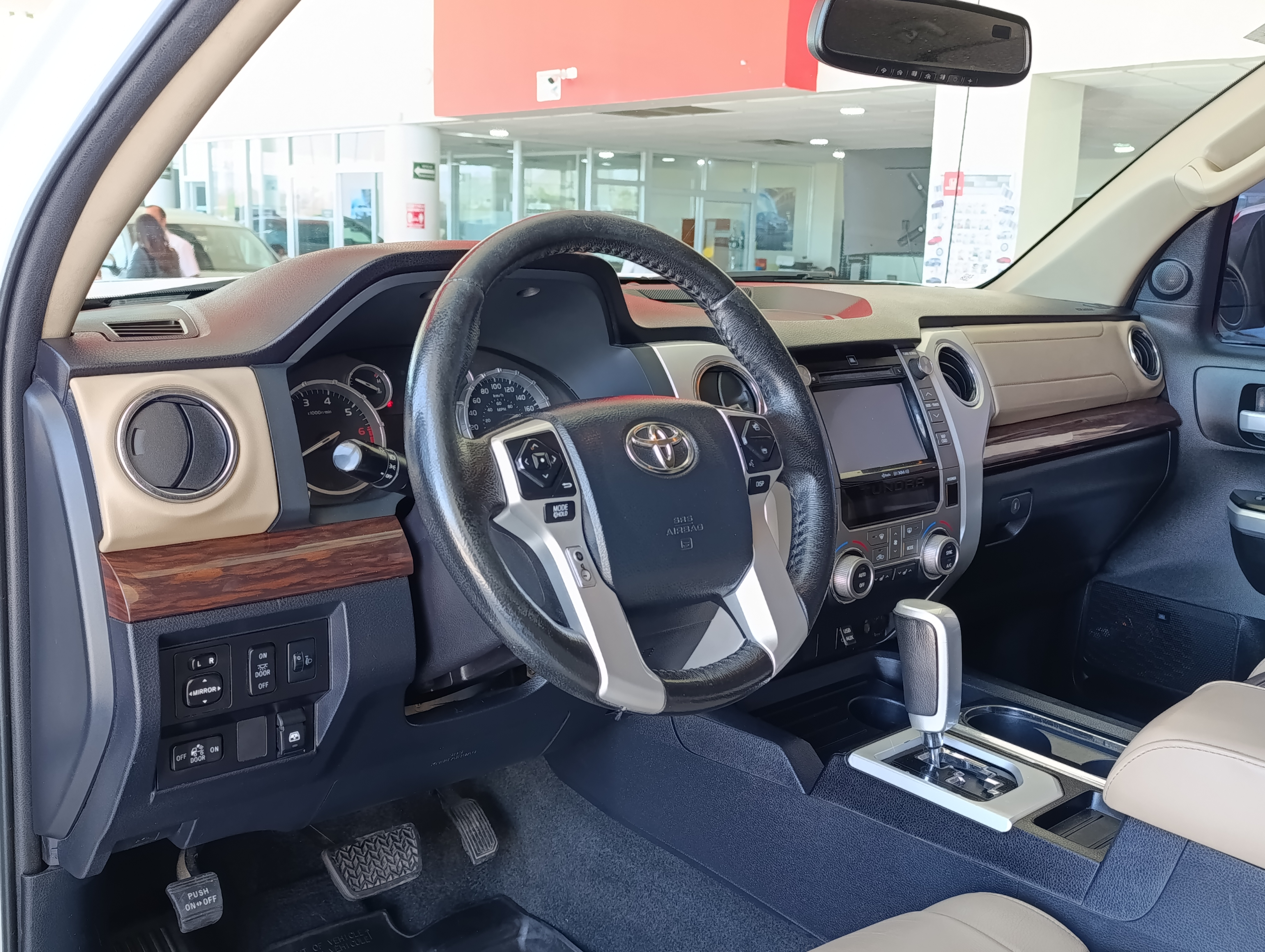 Toyota TUNDRA Lateral derecho 8