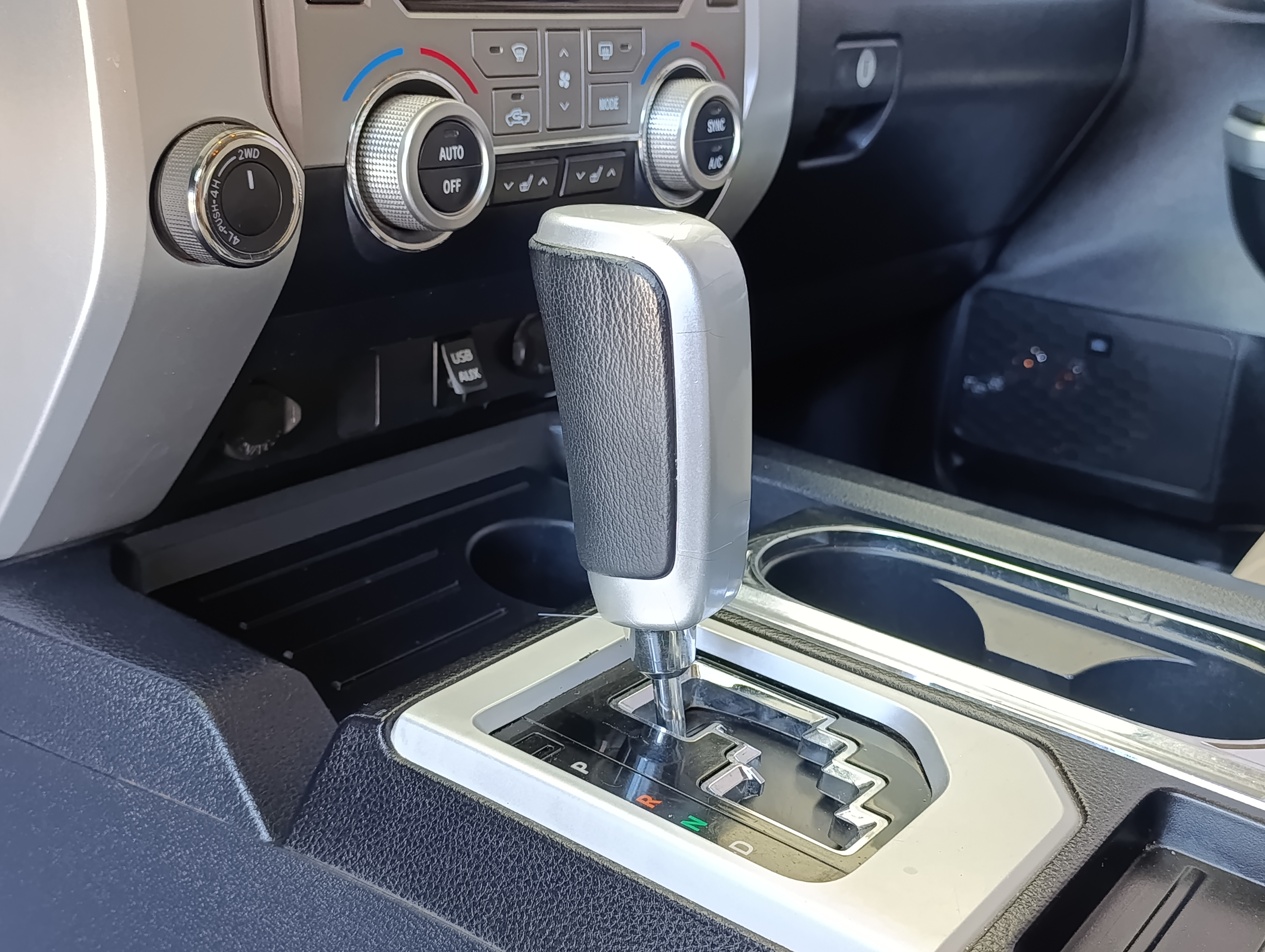 Toyota TUNDRA Lateral izquierdo 13