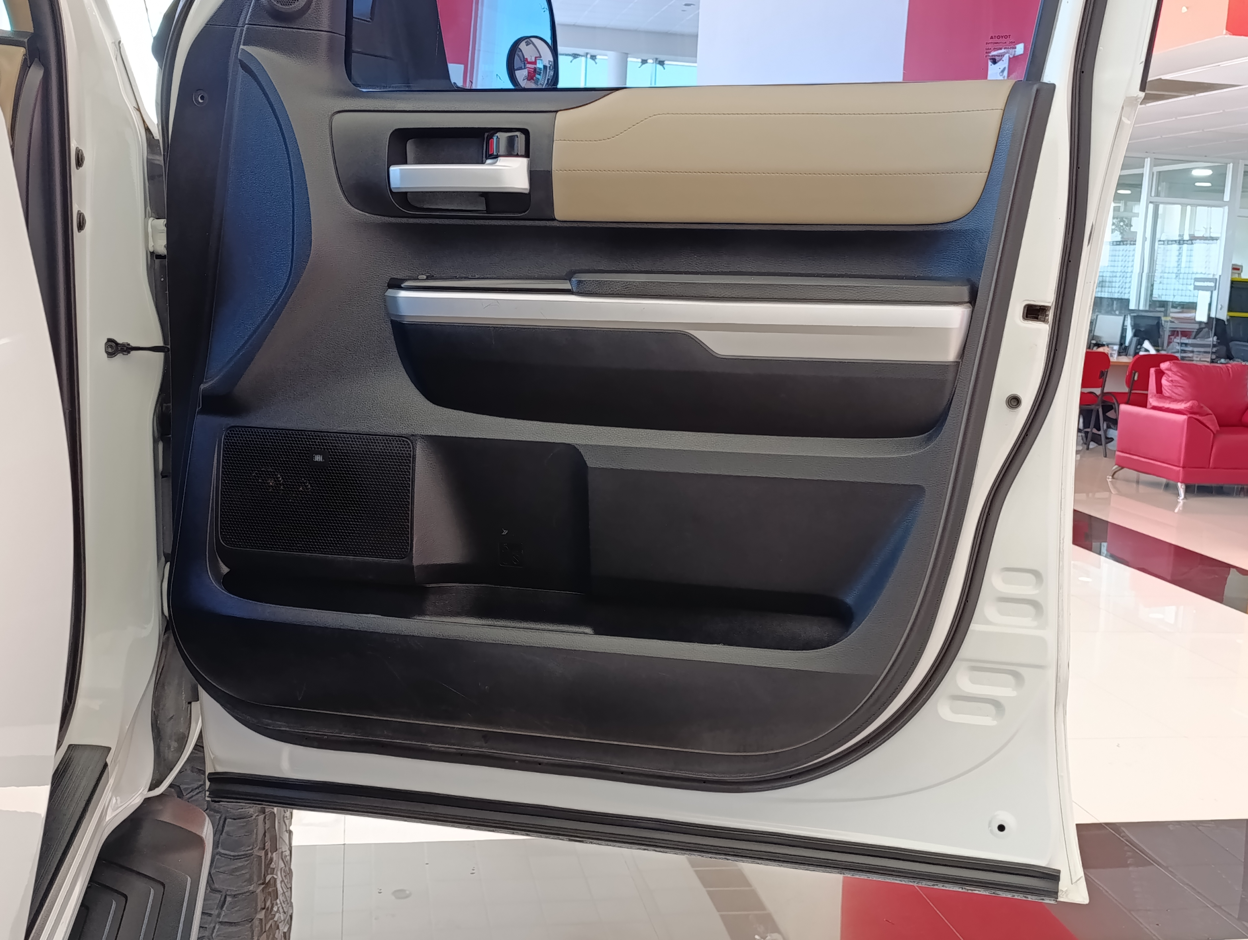Toyota TUNDRA Interior 18