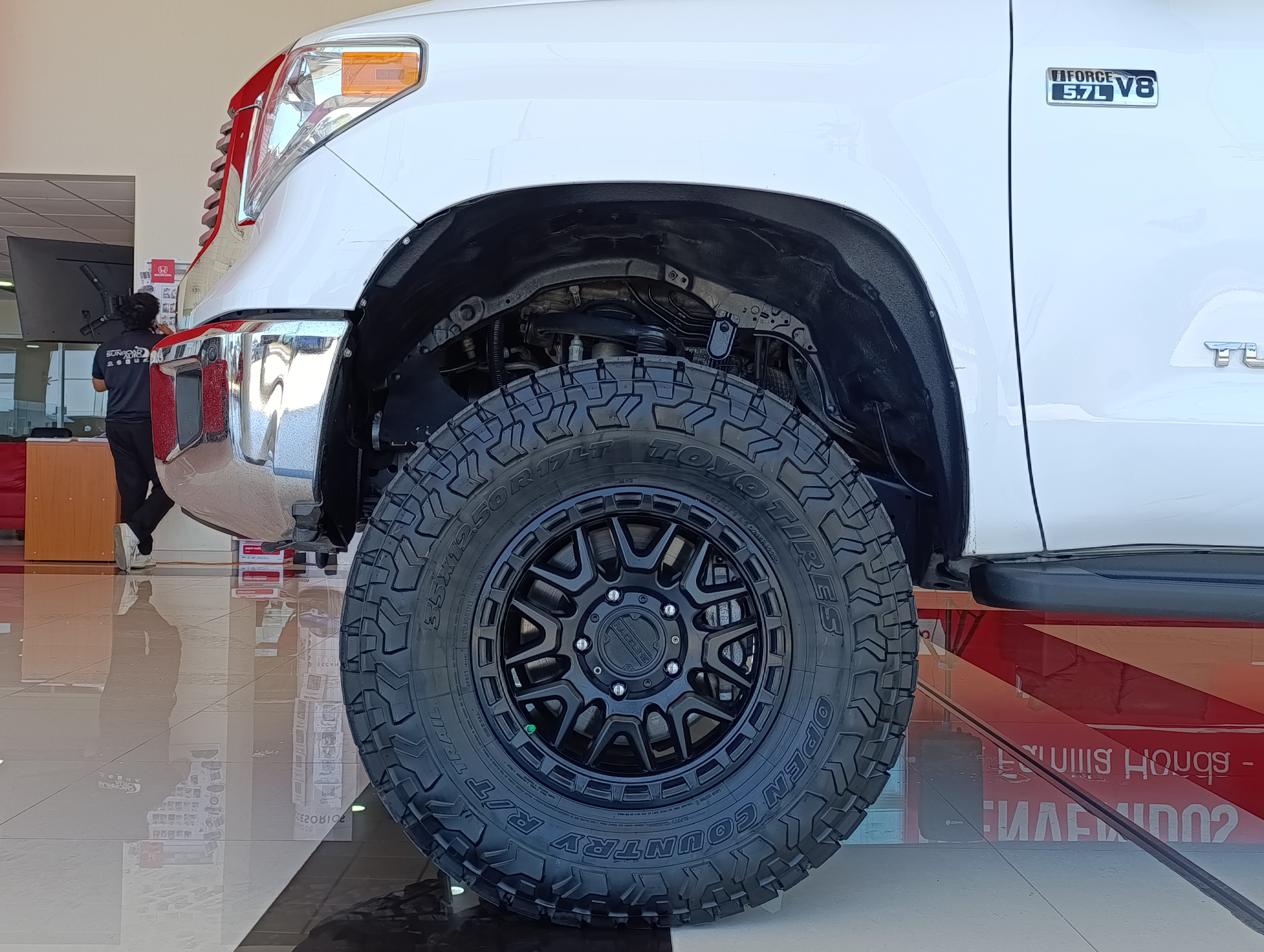 Toyota TUNDRA Lateral derecho 28