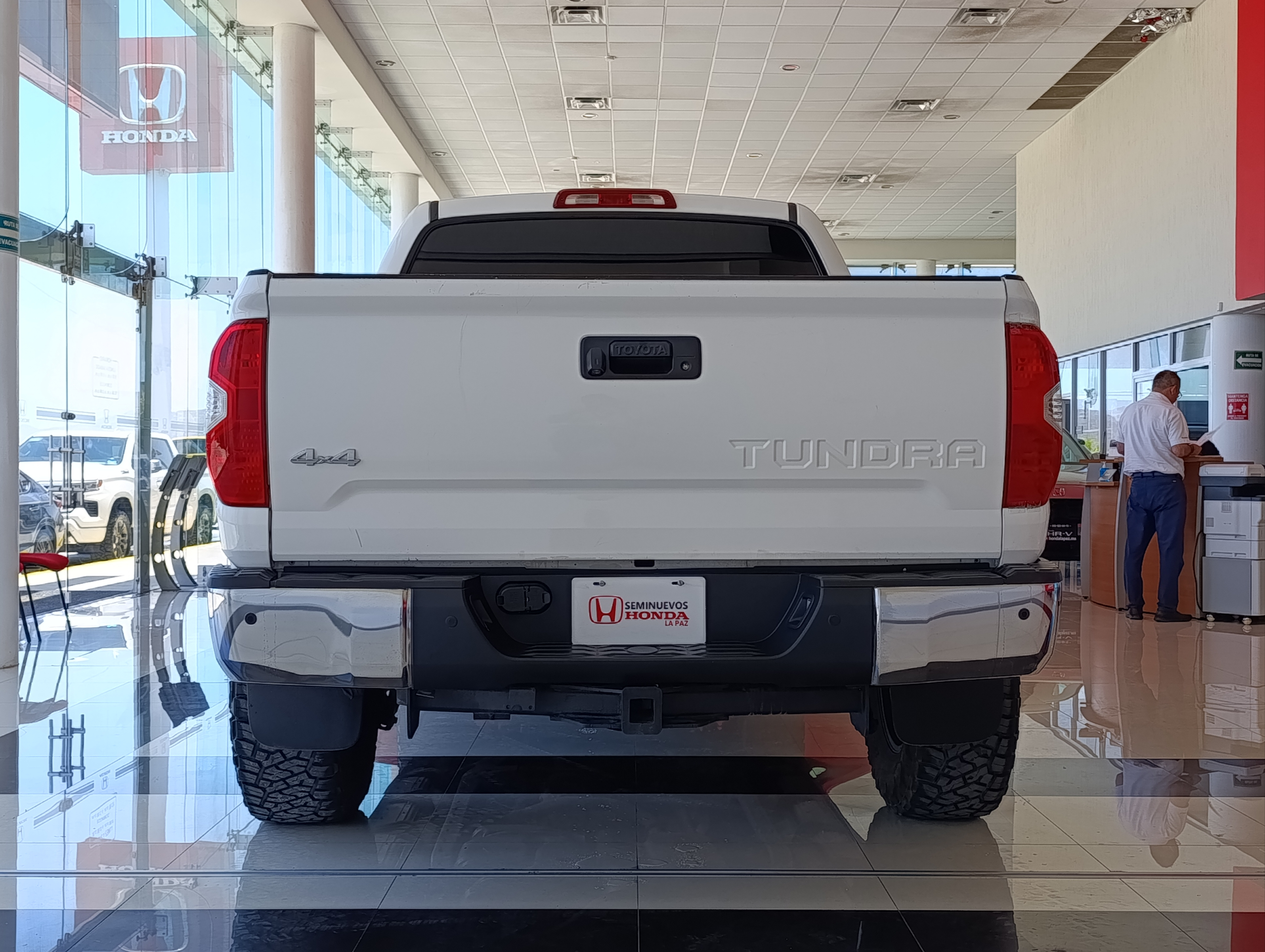 Toyota TUNDRA Frente 26