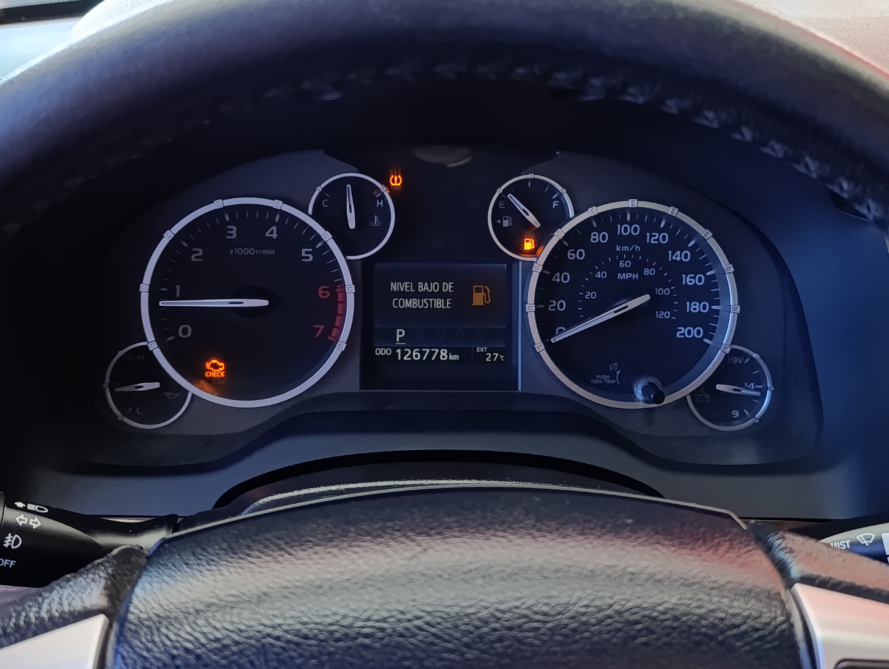 Toyota TUNDRA Lateral izquierdo 10