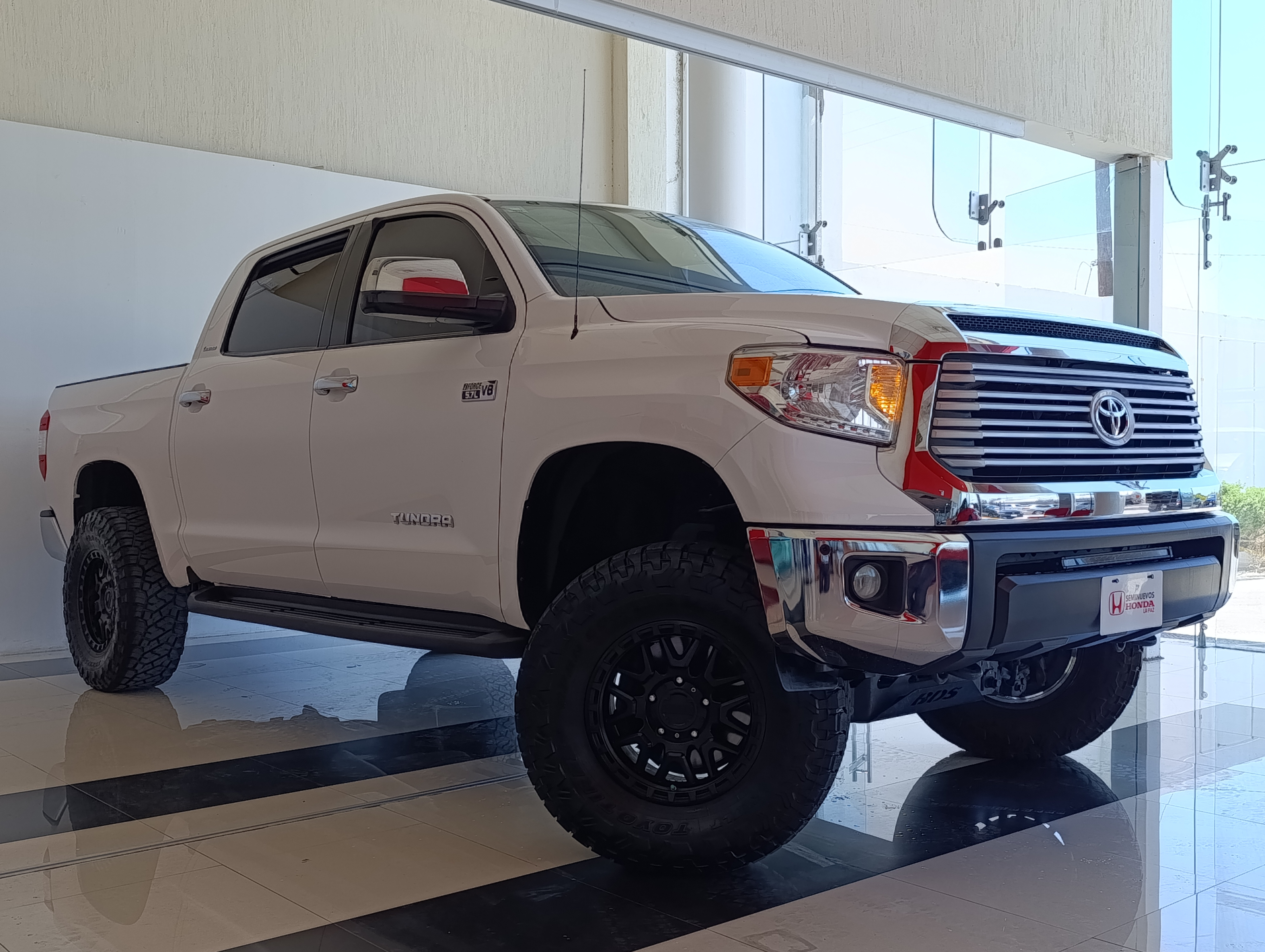 Toyota TUNDRA Interior 3