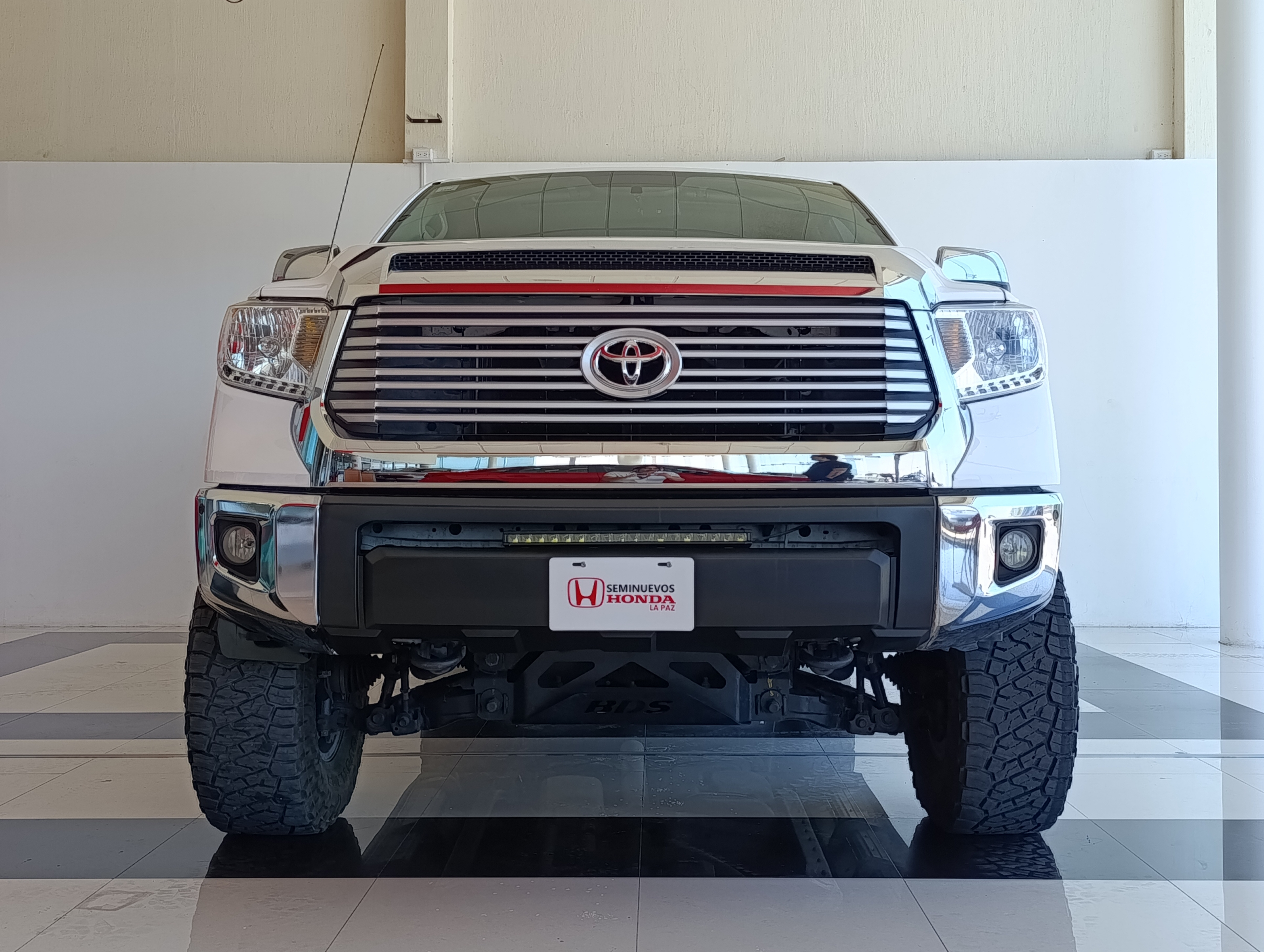 Toyota TUNDRA Frente 2