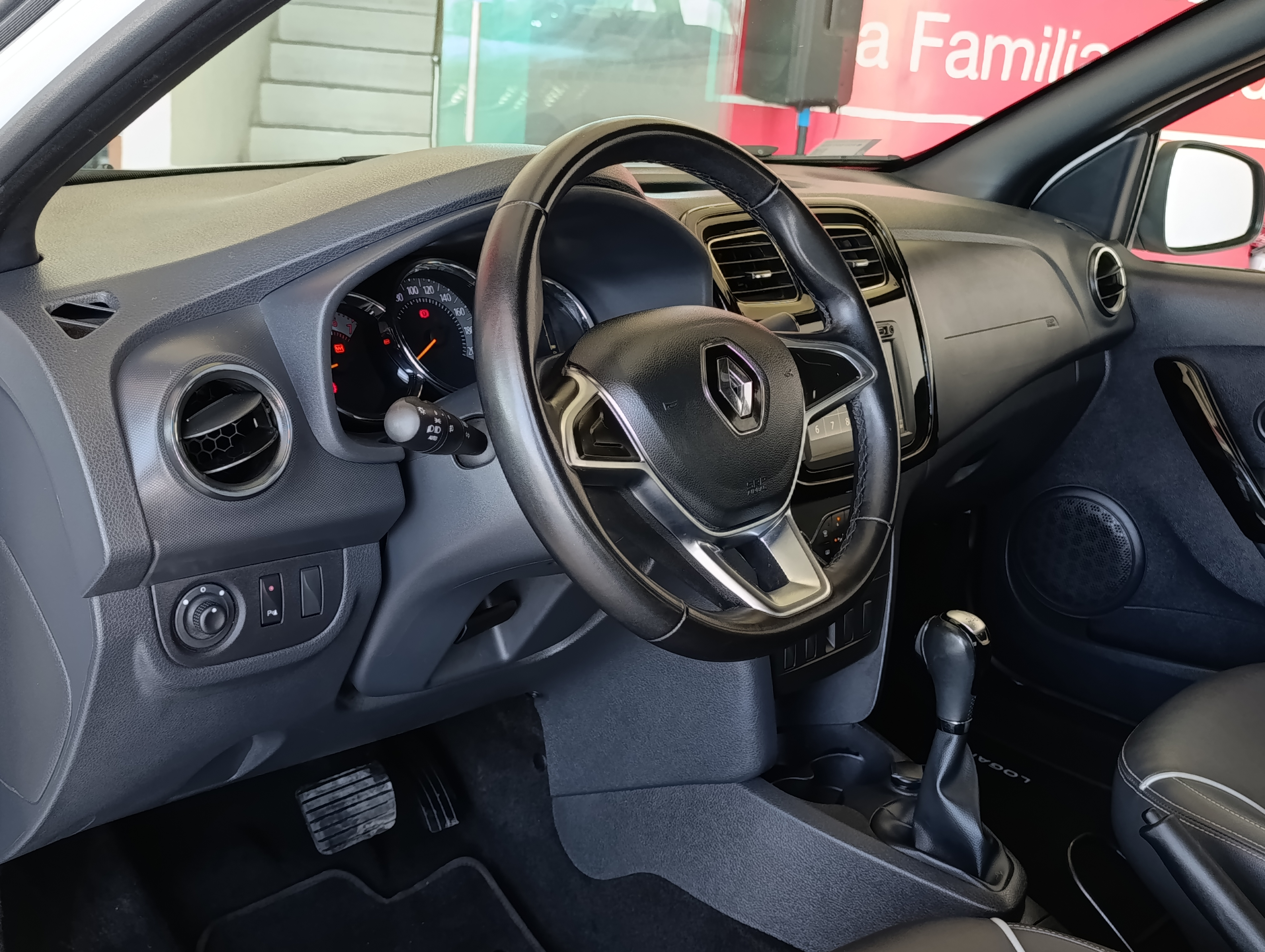 Renault LOGAN Atrás 8