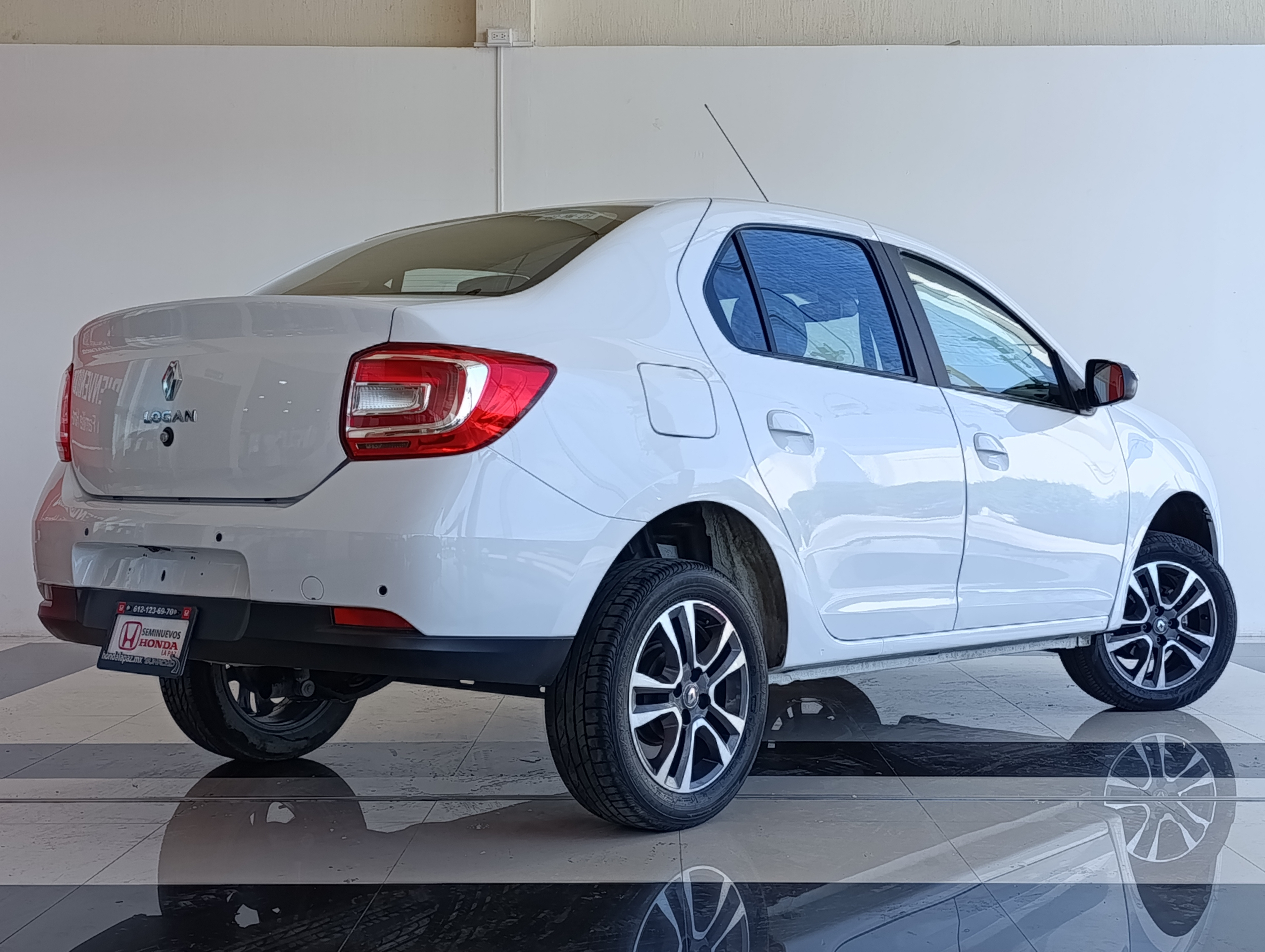 Renault LOGAN Lateral izquierdo 26