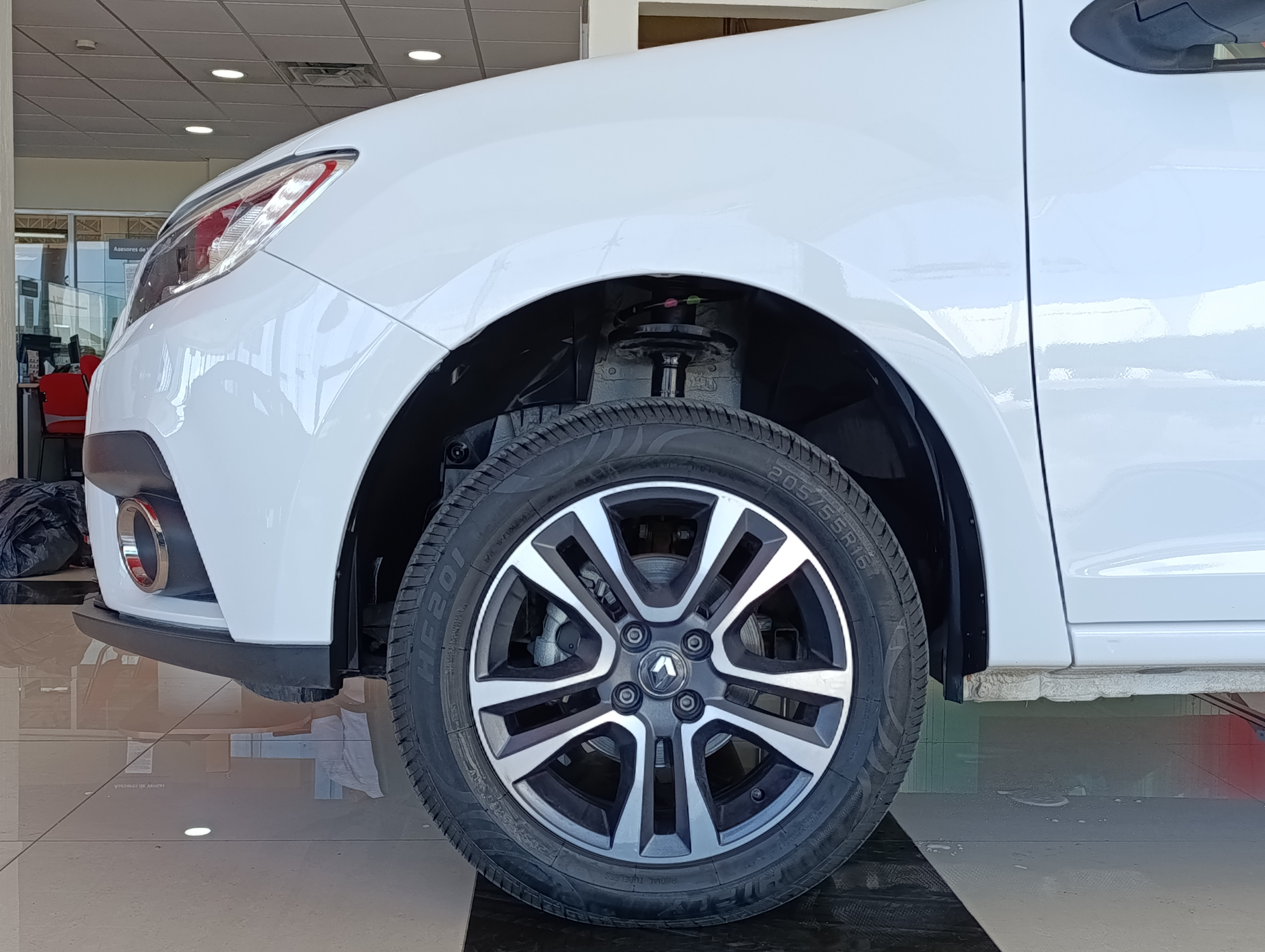 Renault LOGAN Lateral izquierdo 29
