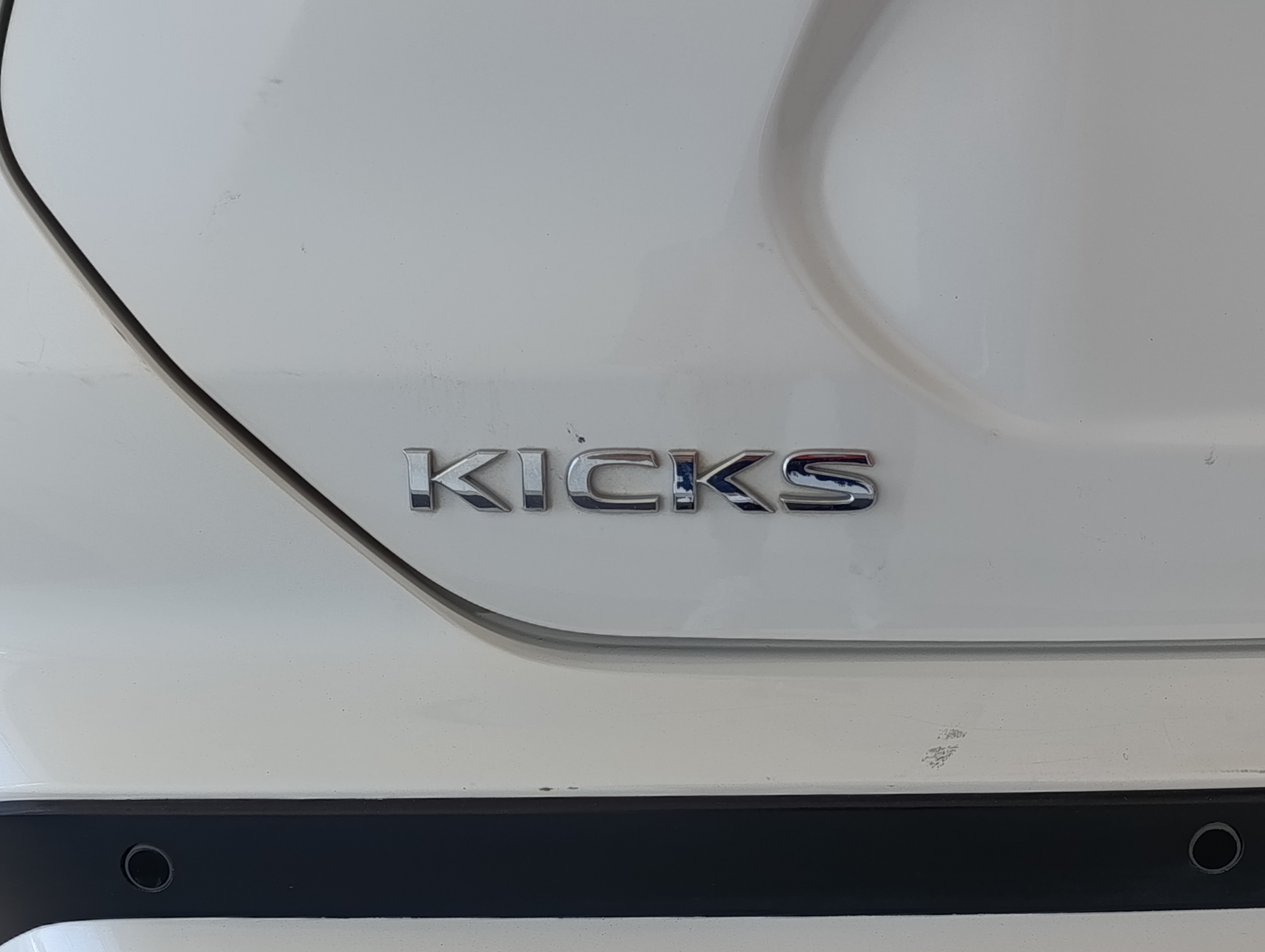 Nissan Kicks Atrás 28