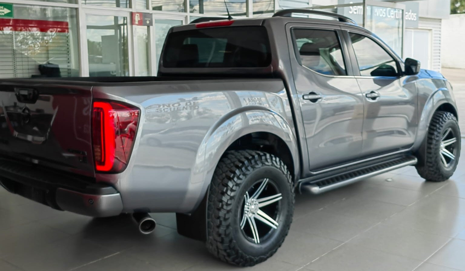 Nissan Comerciales Frontier y NP 300 Frontier Pick-Up Arriba 5